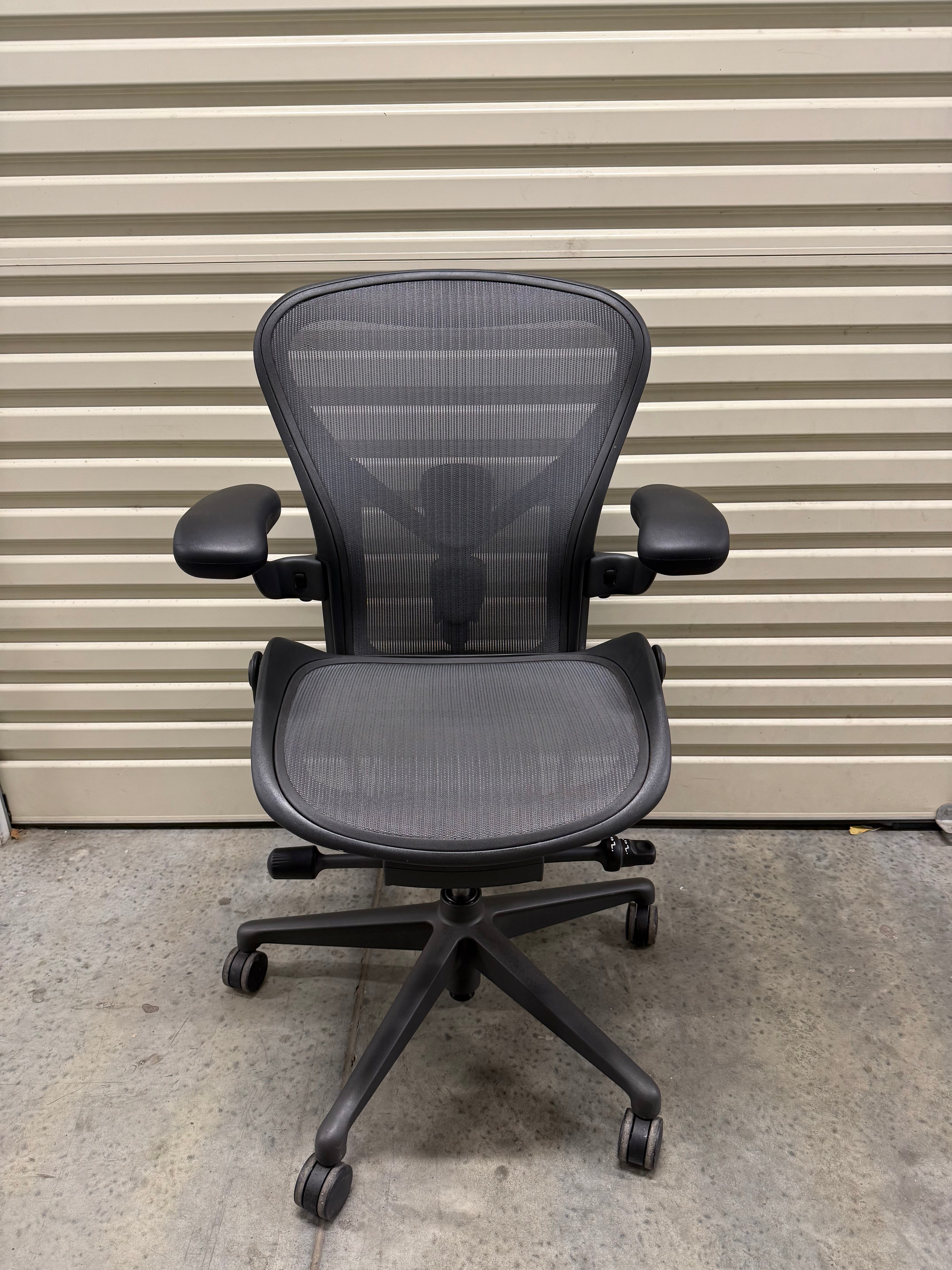 Herman Miller Aeron Remastered with Armrest - Graphite (Size B)