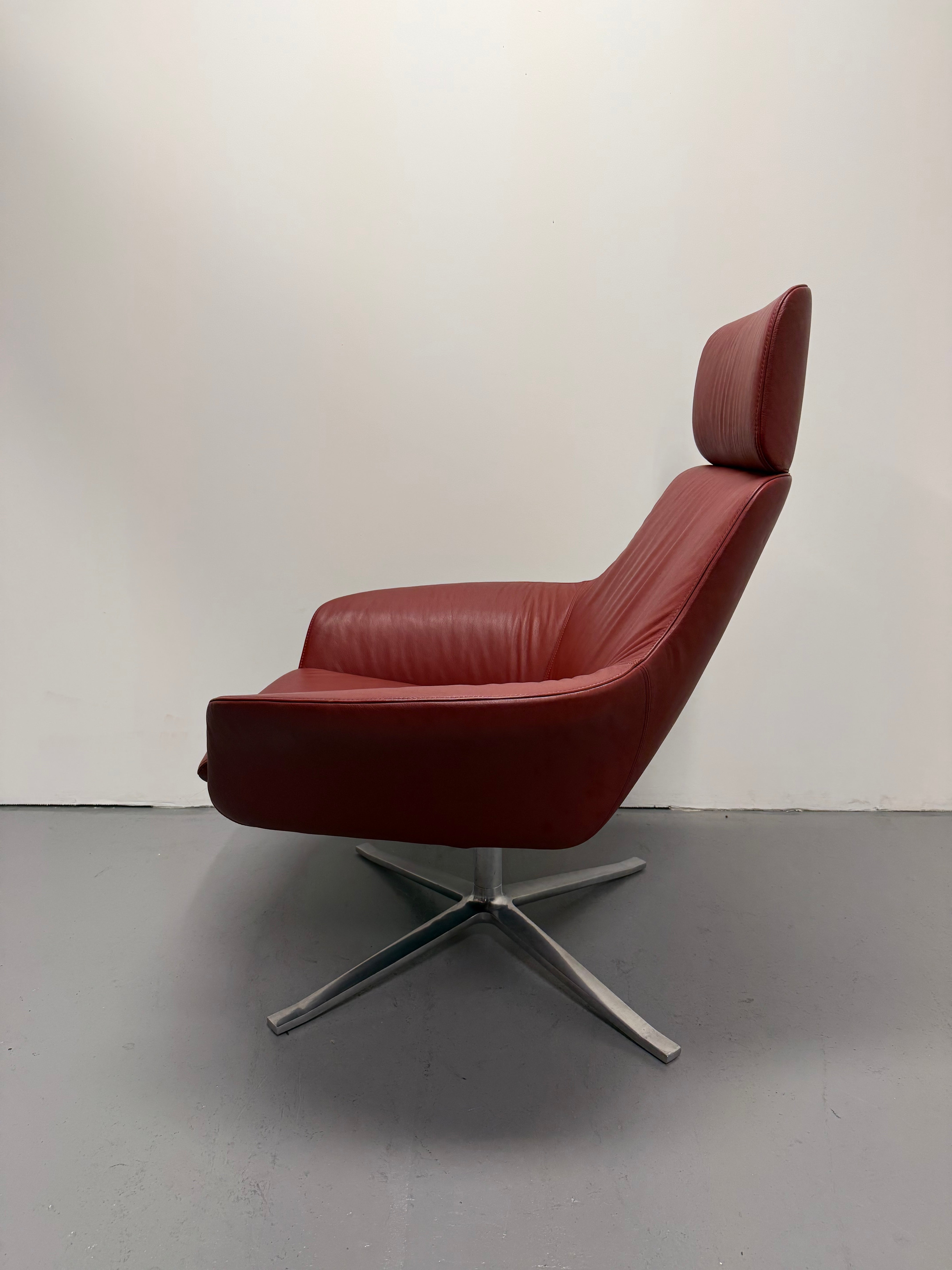 Walter Knoll Oscar Armchair with Headrest – Red Leather
