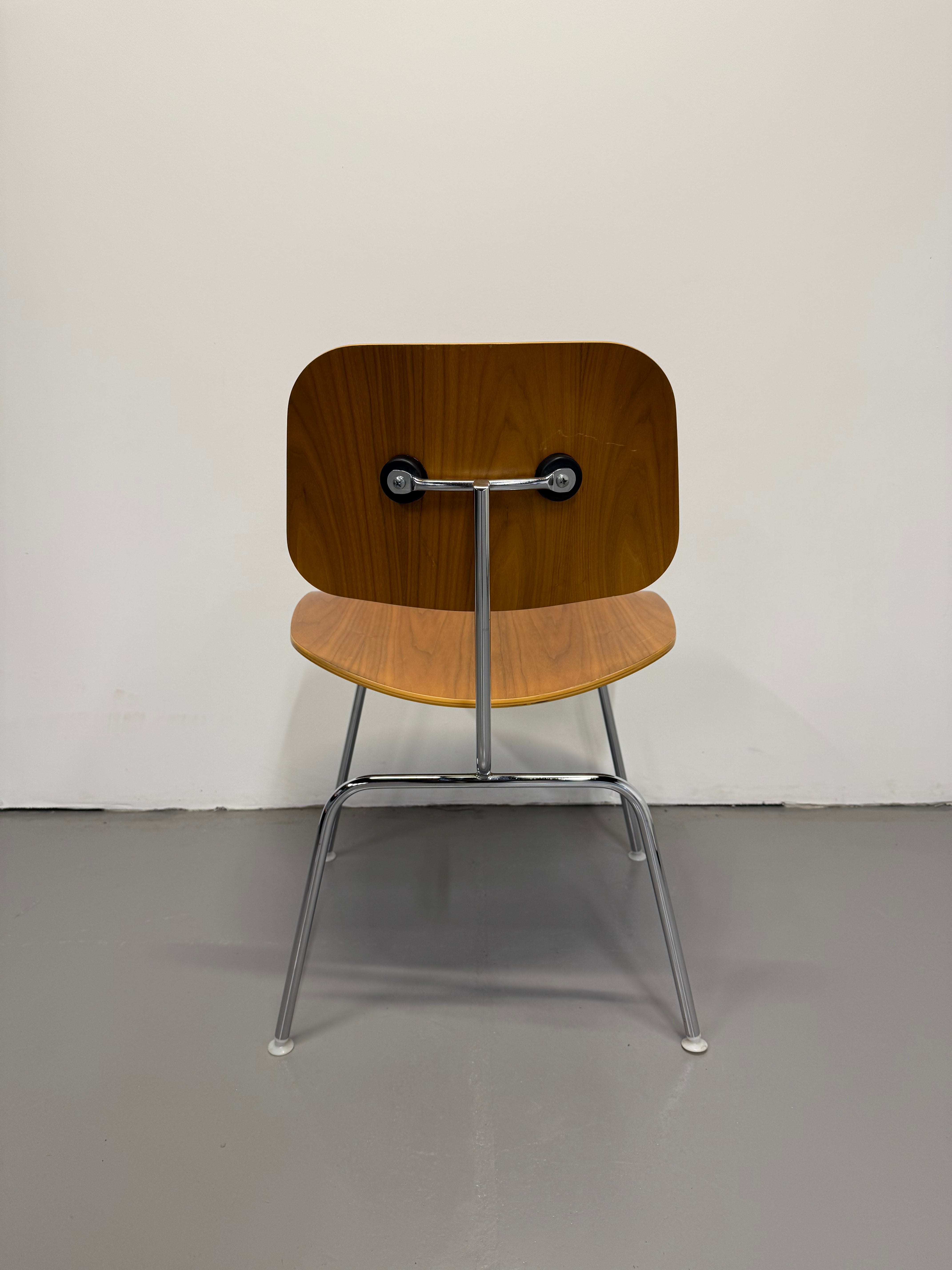 Eames Moulded Plywood Dining Chair – Metal Base by Herman Miller