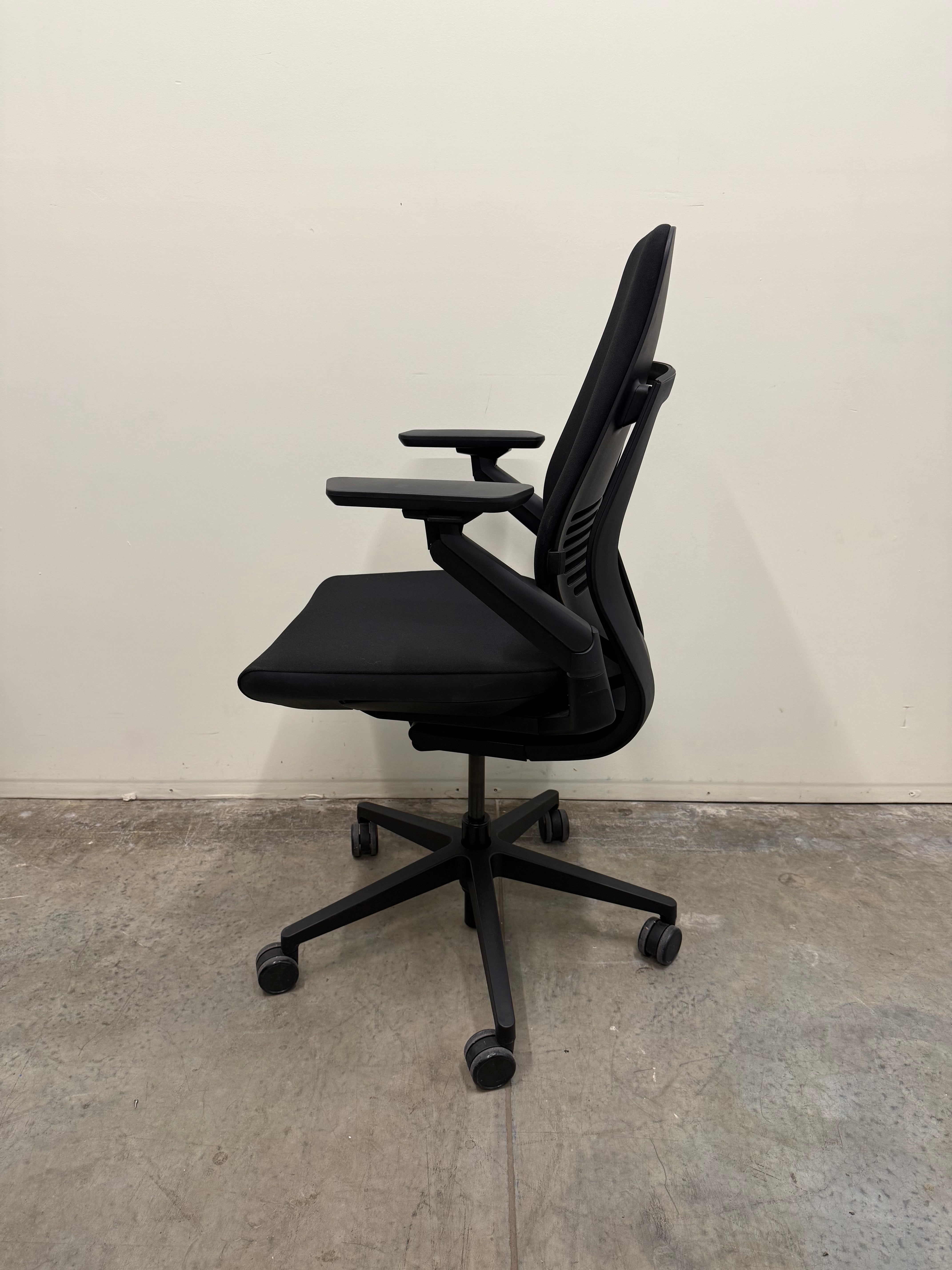 Steelcase Gesture Chair with Arms – Ergonomic Office Seating