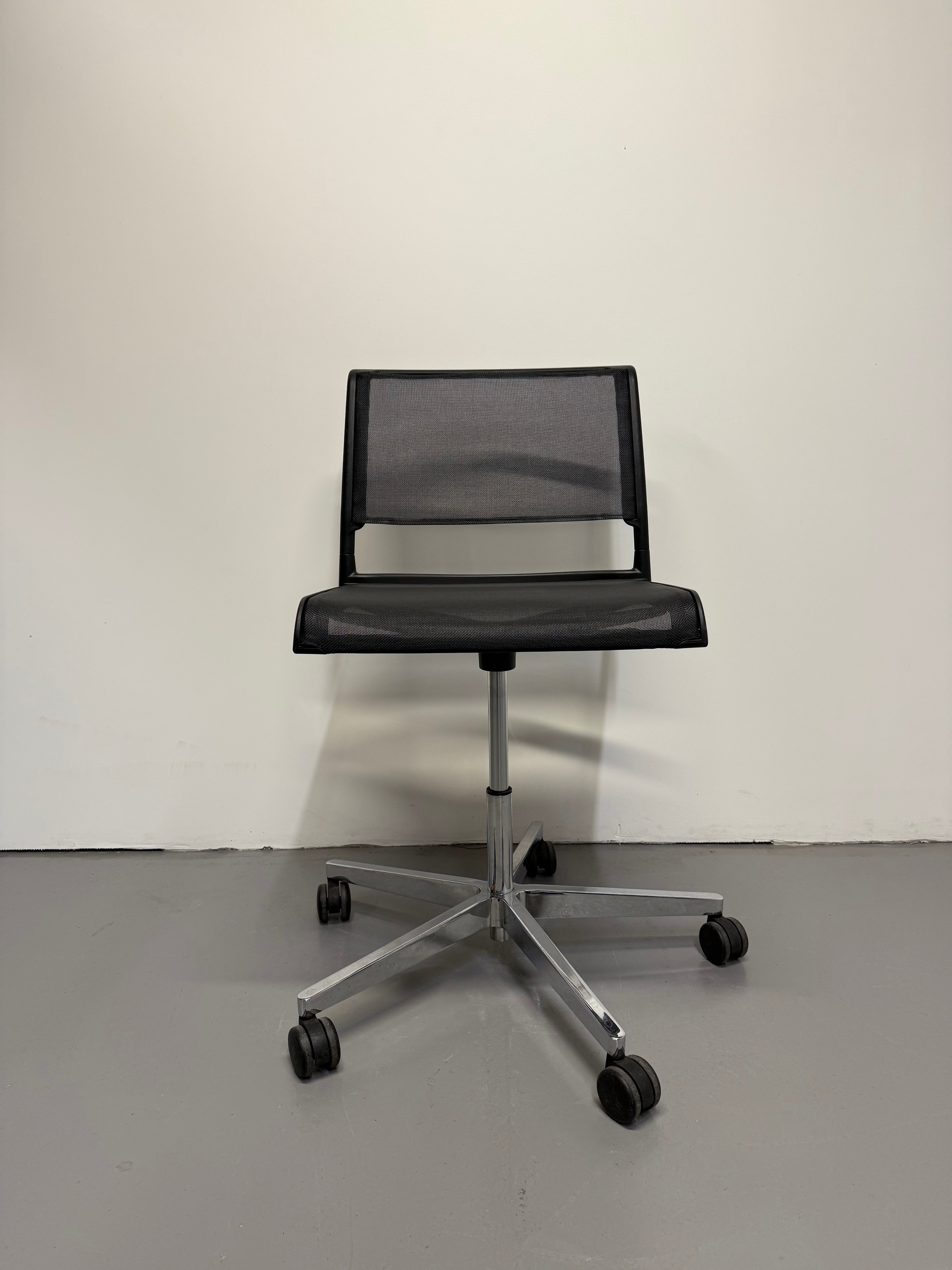Aline 232/1 swivel Conference Chair by Wilkhahn