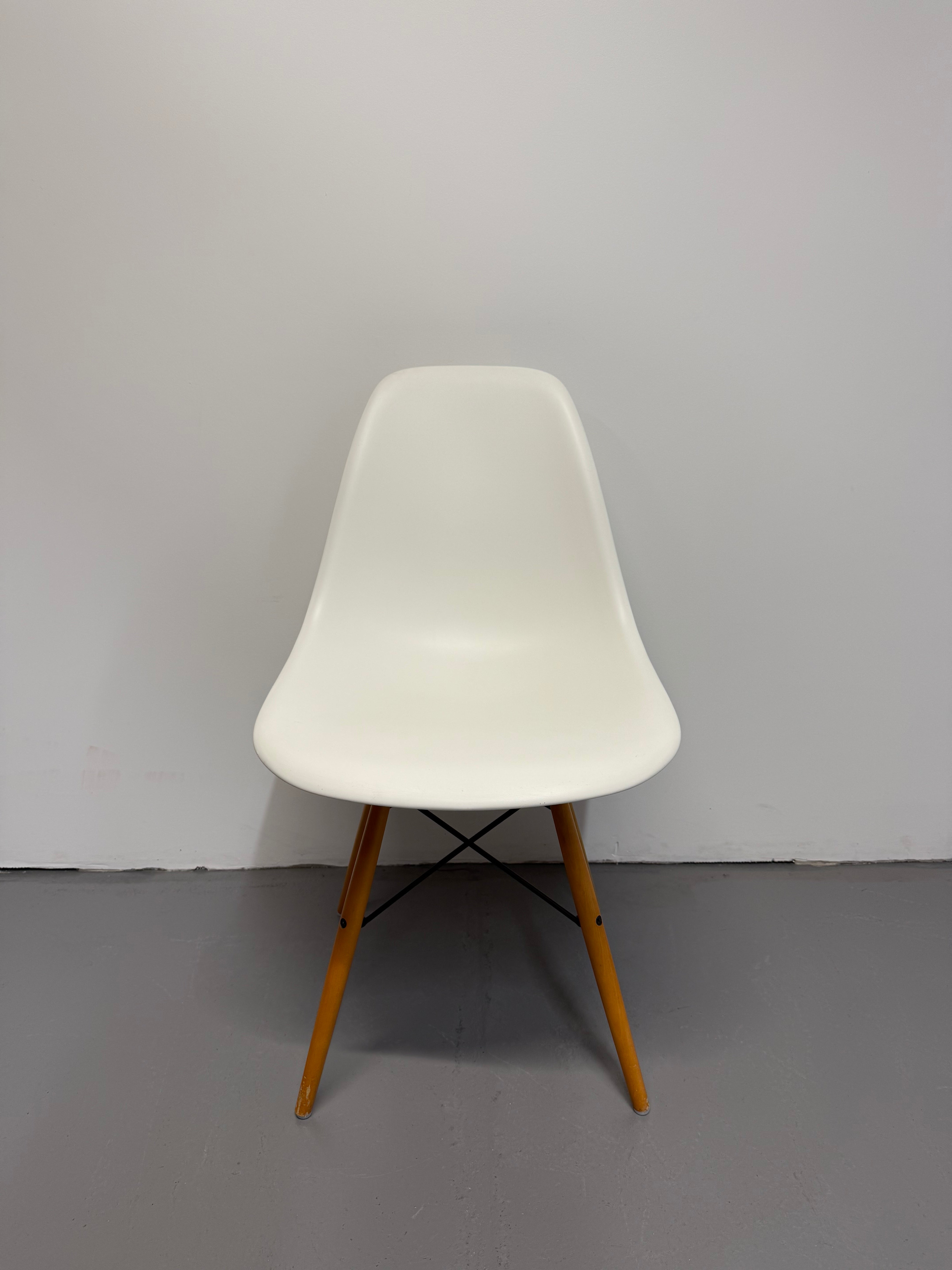 Eames Molded Plastic Side Chair by Herman Miller – White / Wood Dowel Base