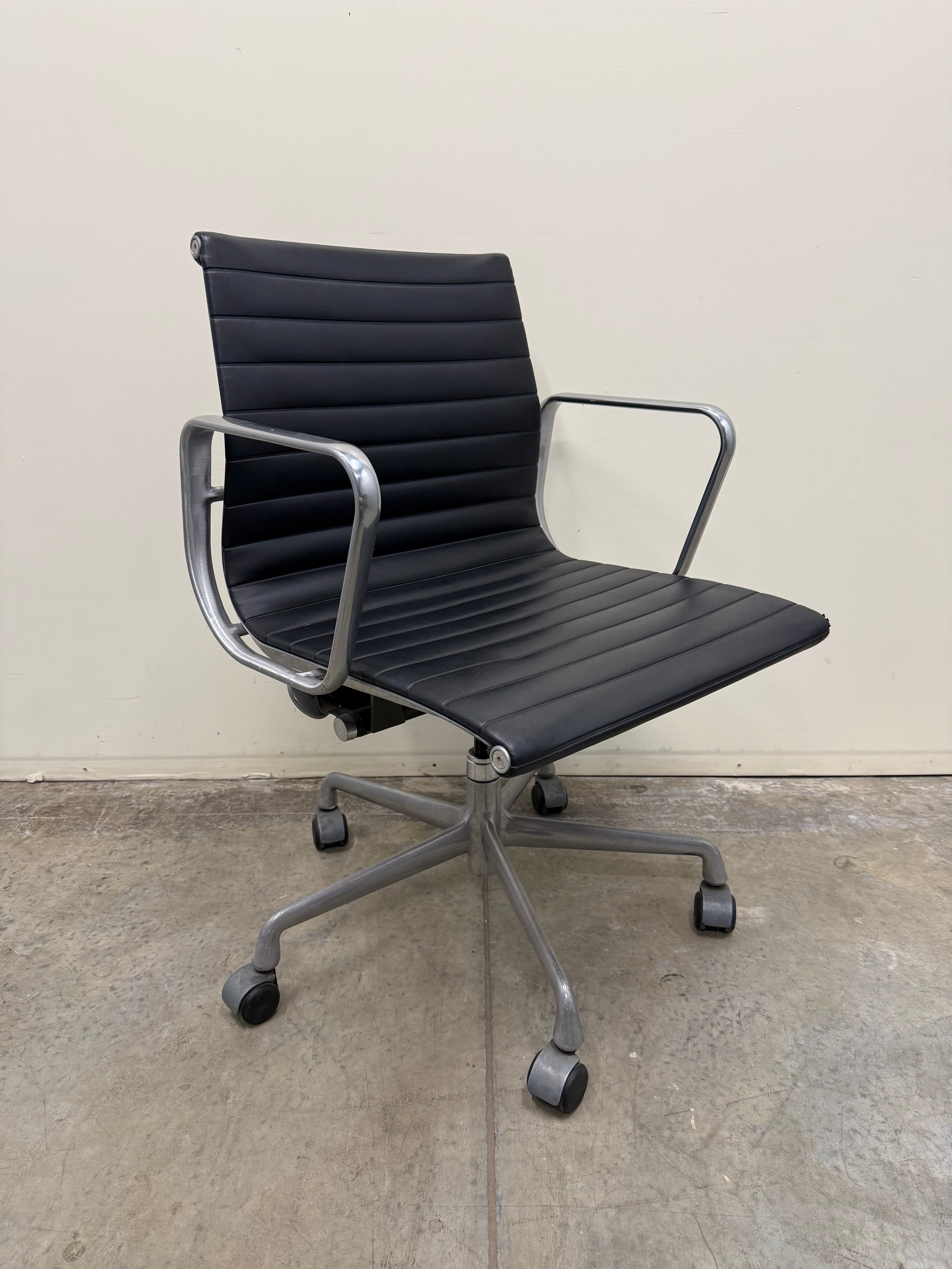 Eames Aluminium Group Management Armchair – Black Leather / Aluminium Base