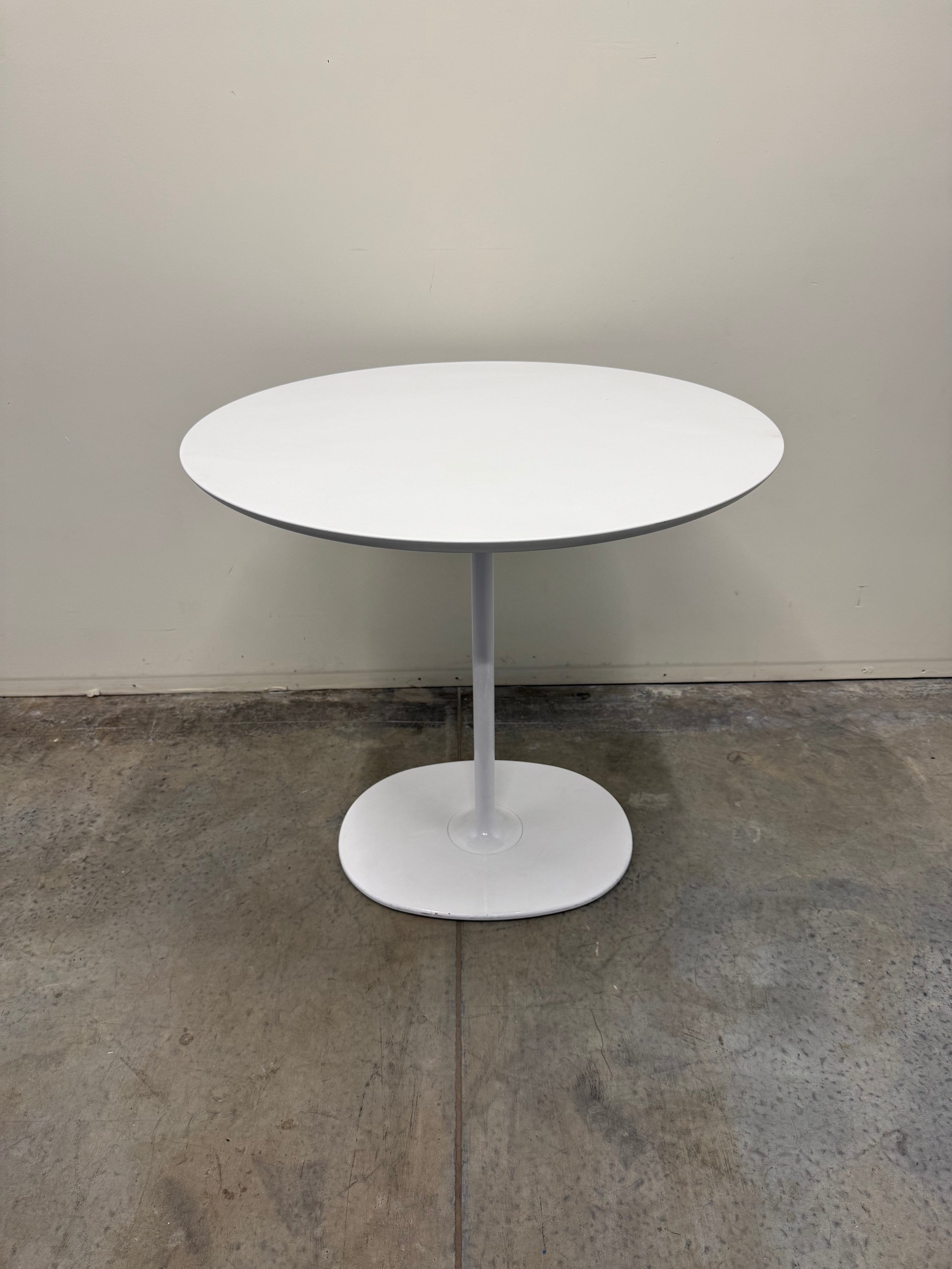 Arper Dizzie Table – White Round Top with Elliptical Base