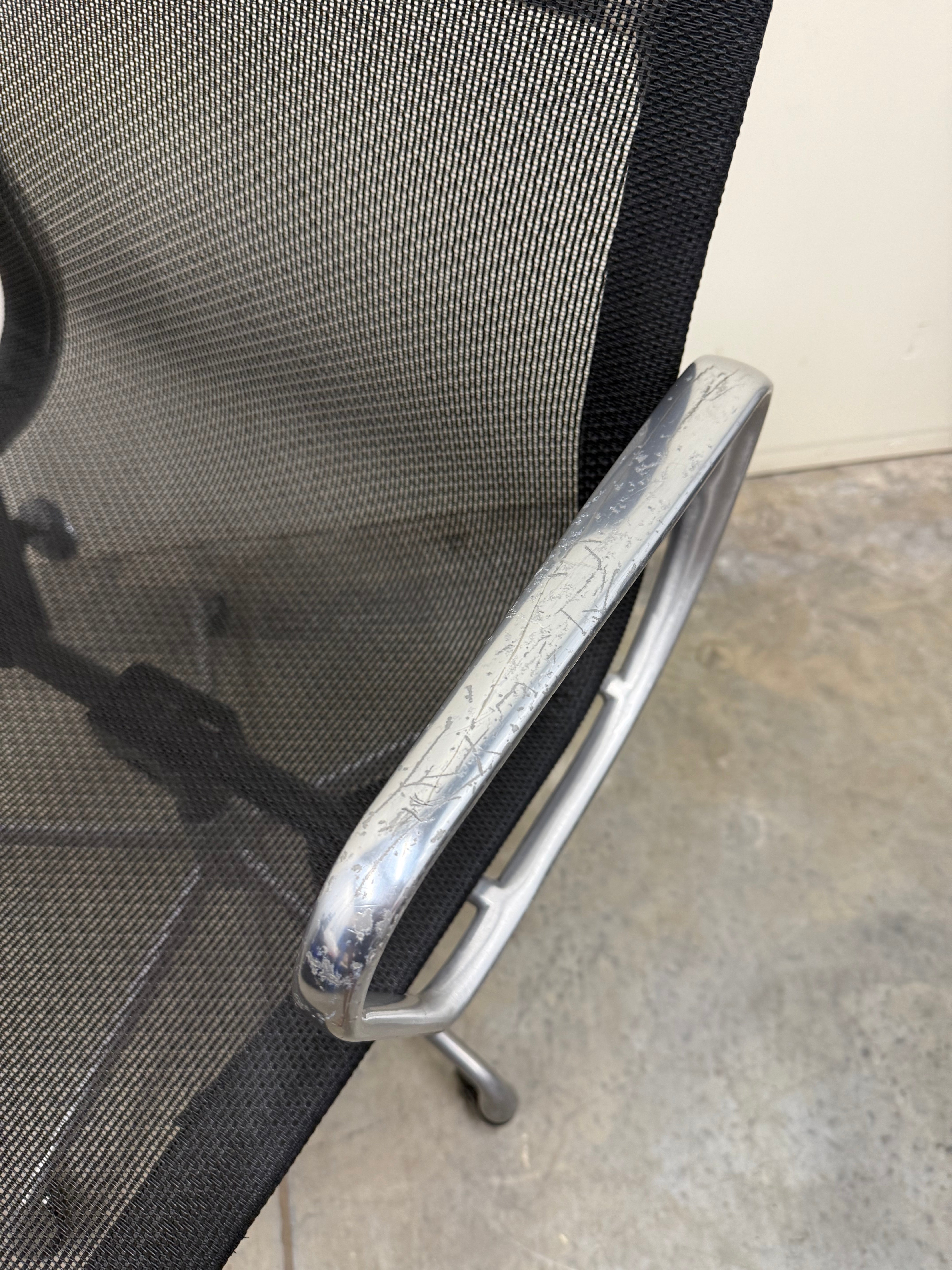 Eames Mesh Chair EA334 – Aluminium Group by Herman Miller