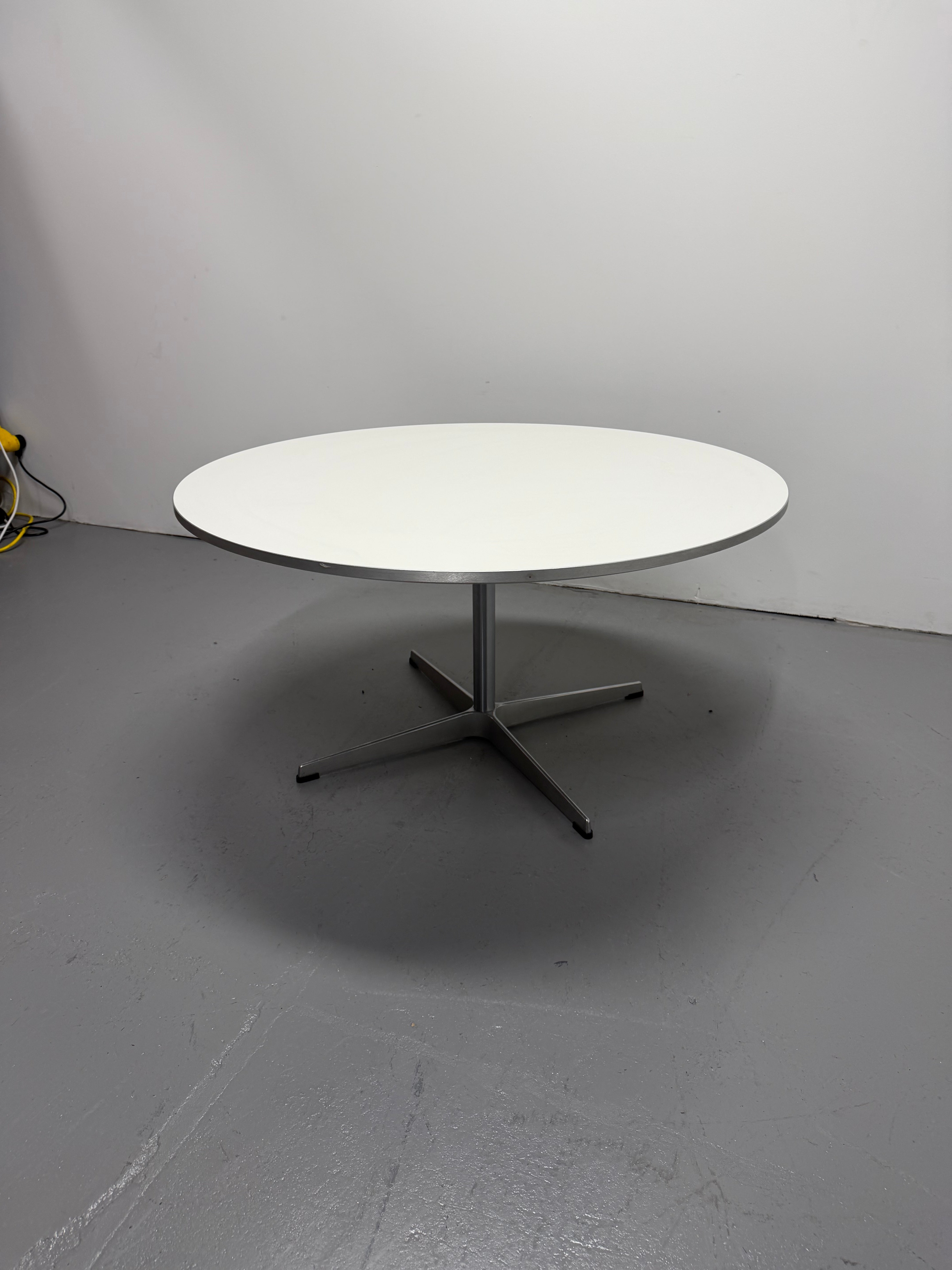 Fritz Hansen Circular Coffee side Table 900mm – Arne Jacobsen
