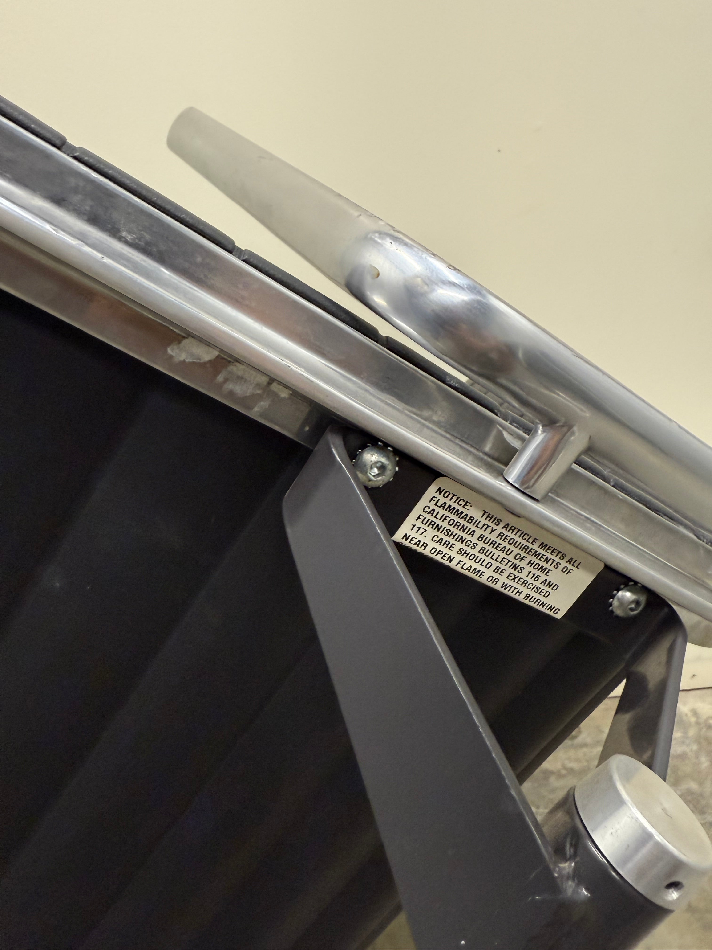 Eames Aluminium Group Management Armchair – Black Leather / Aluminium Base