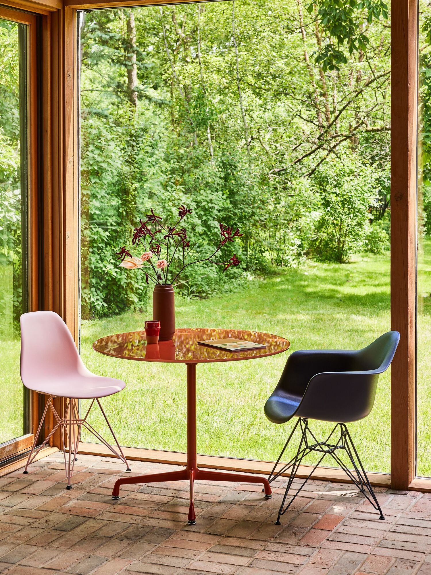 Herman Miller Eames Round Group Table / Meeting Table – Oak Top