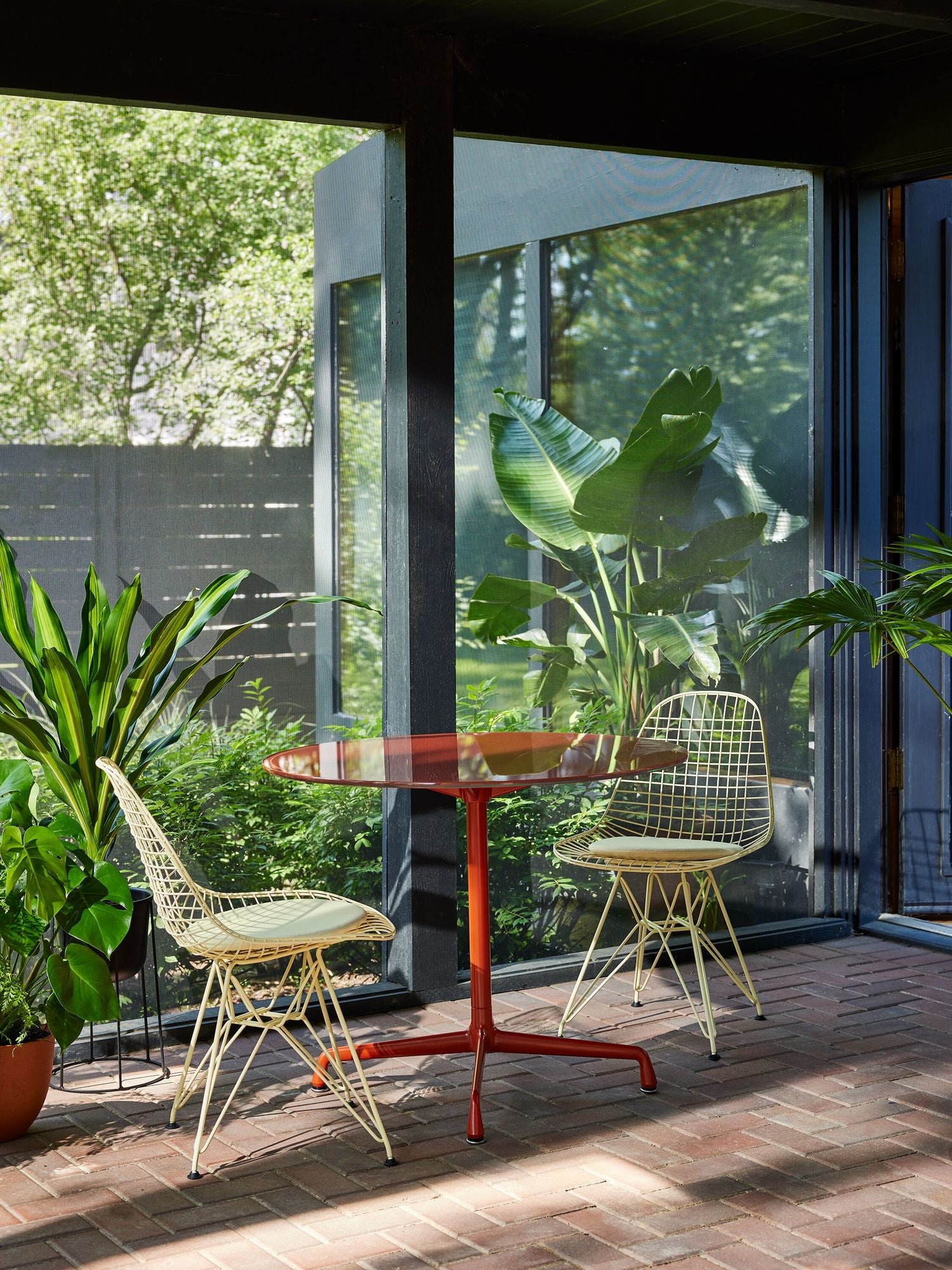 Herman Miller Eames Round Group Table / Meeting Table – Oak Top