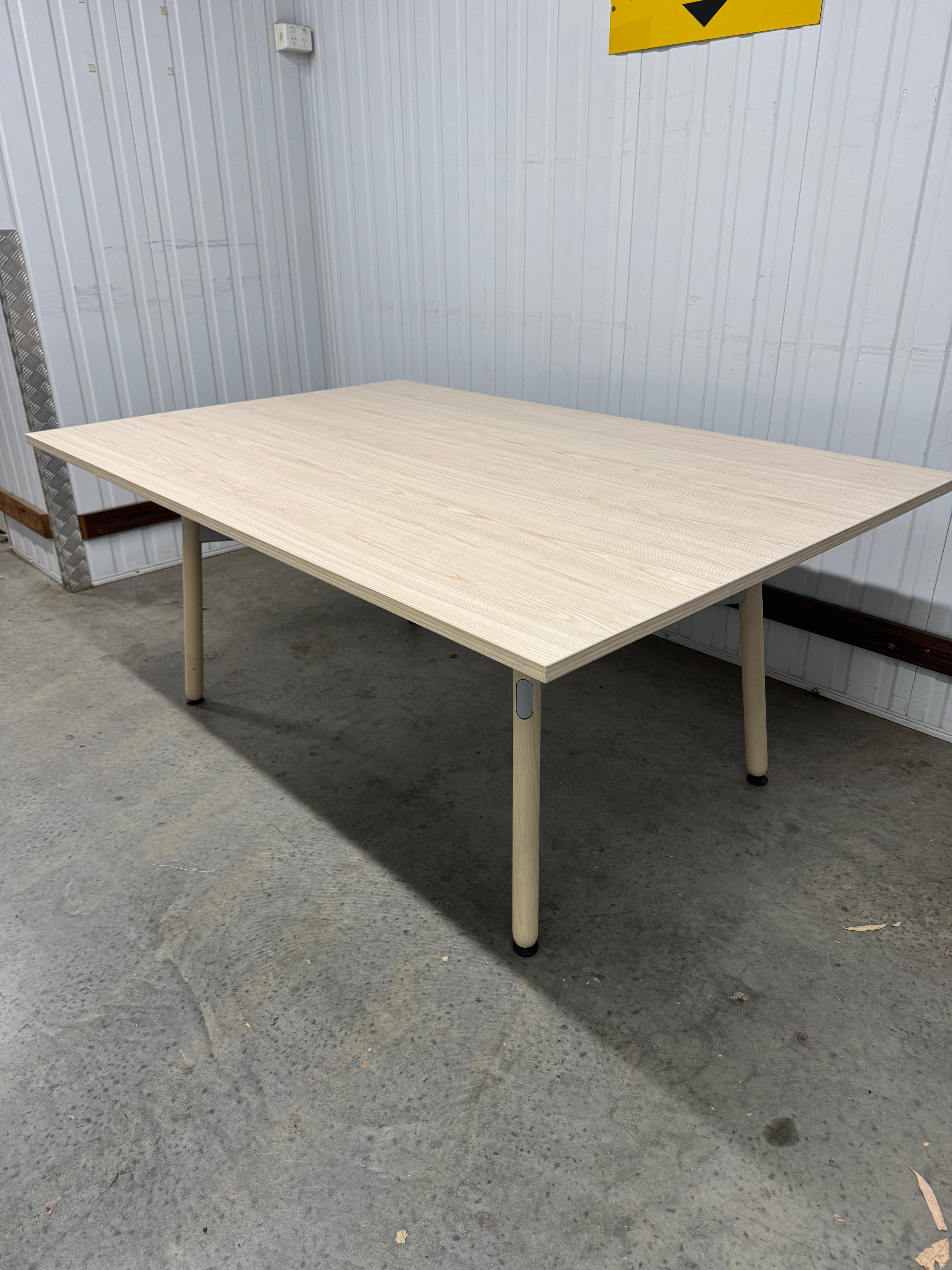 Okidoki Meeting Table – Modern Minimalism Meets Natural Design