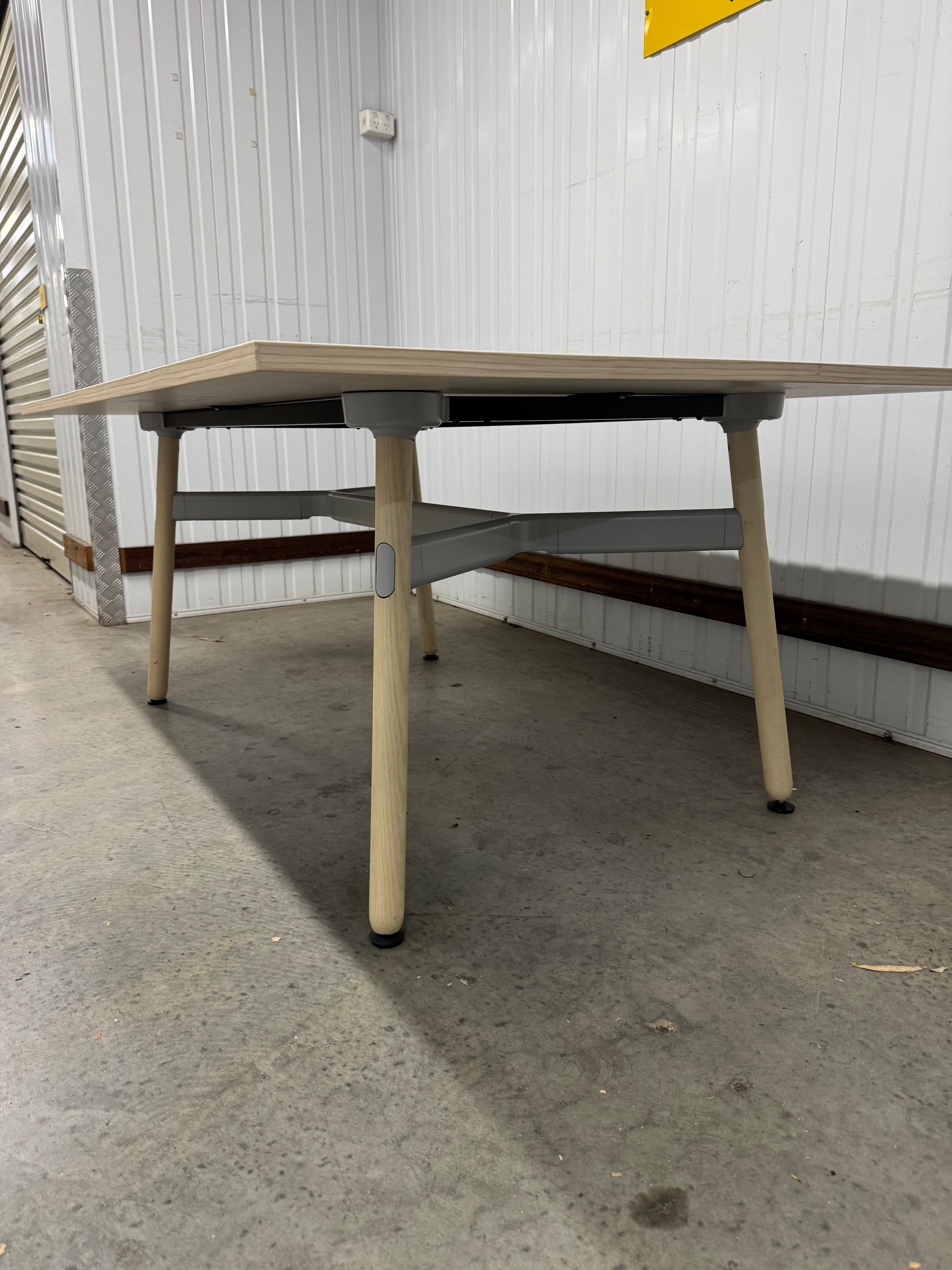 Okidoki Meeting Table – Modern Minimalism Meets Natural Design