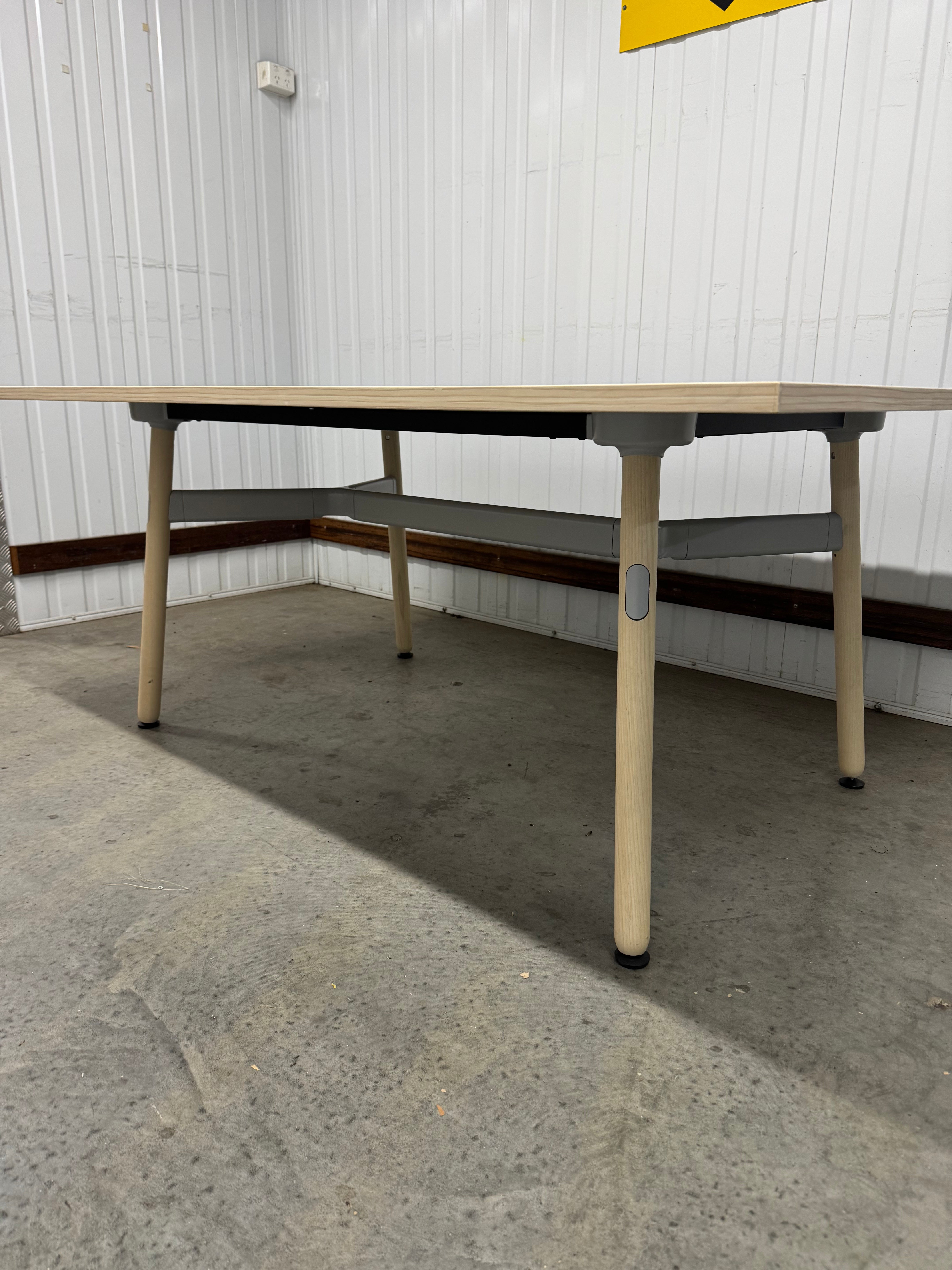 Okidoki Meeting Table – Modern Minimalism Meets Natural Design