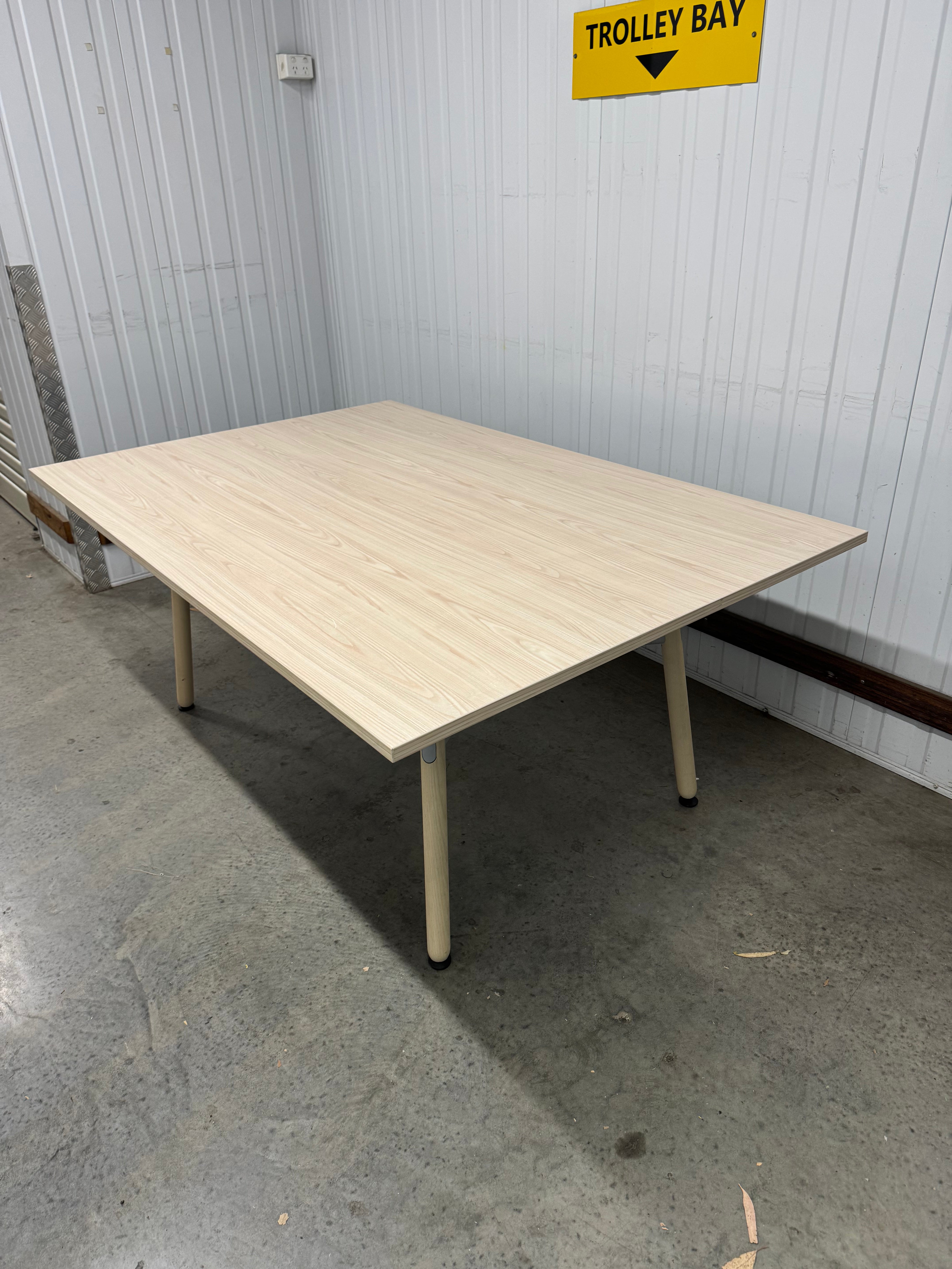 Okidoki Meeting Table – Modern Minimalism Meets Natural Design