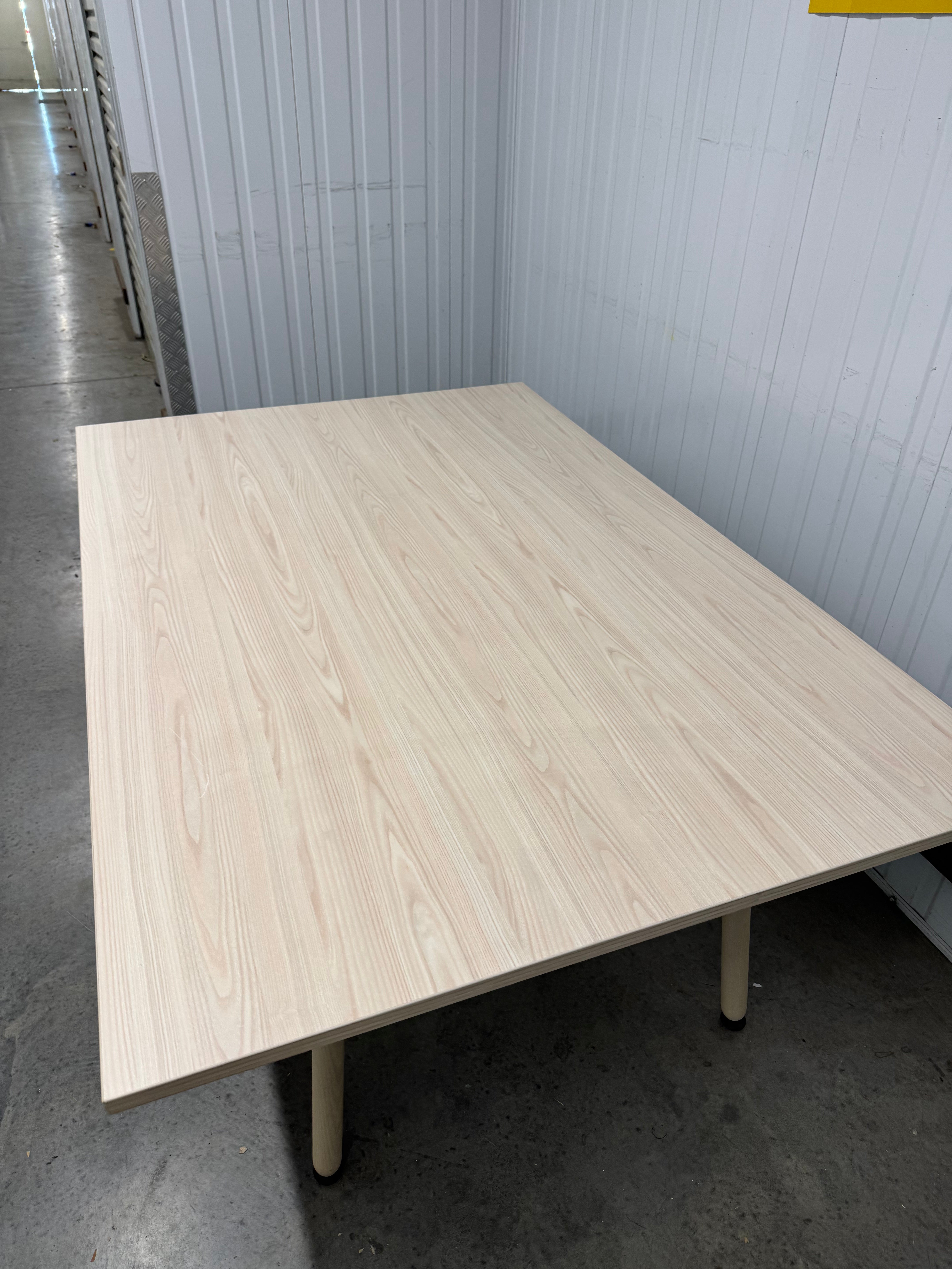 Okidoki Meeting Table – Modern Minimalism Meets Natural Design