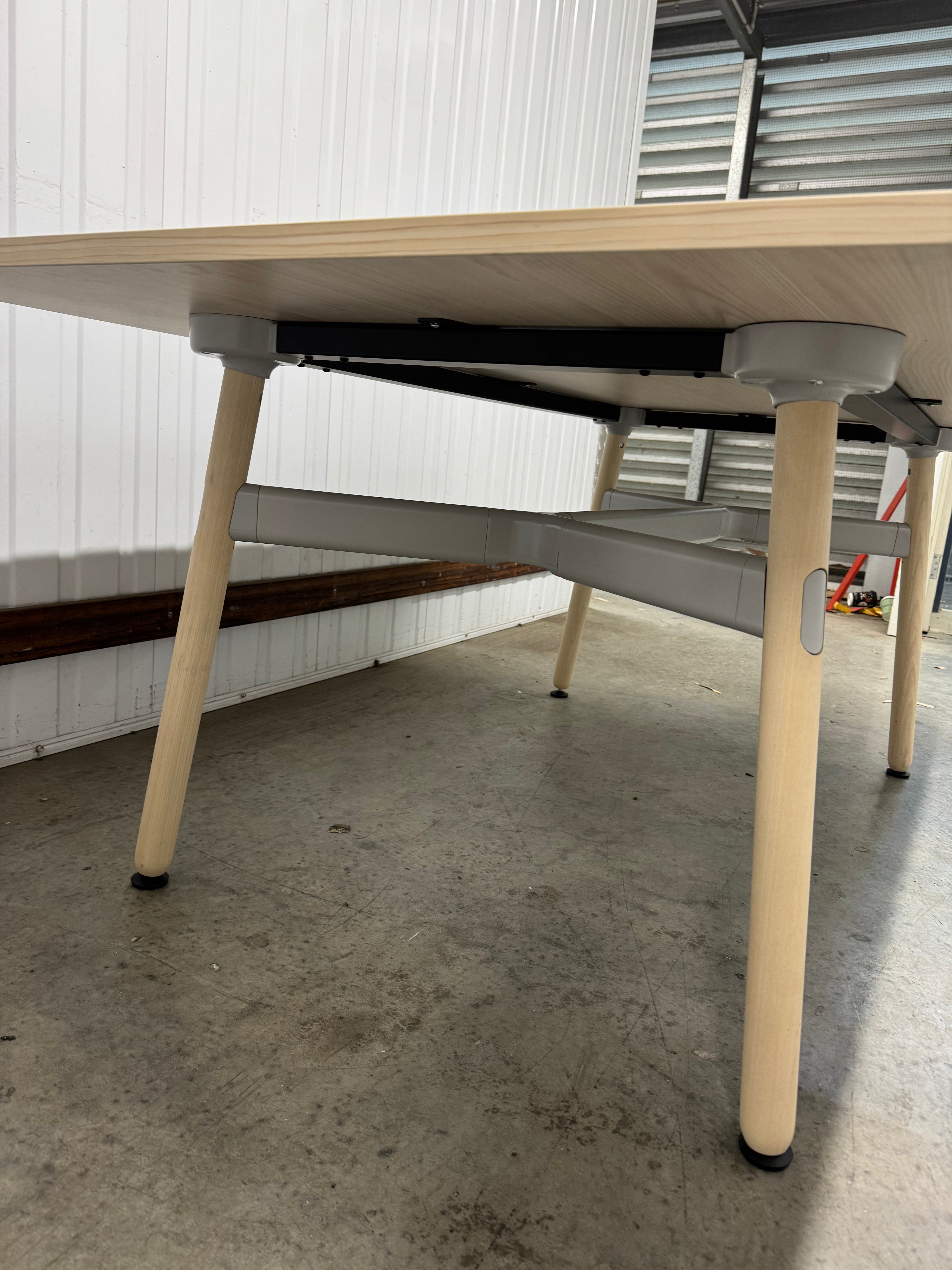 Okidoki Meeting Table – Modern Minimalism Meets Natural Design