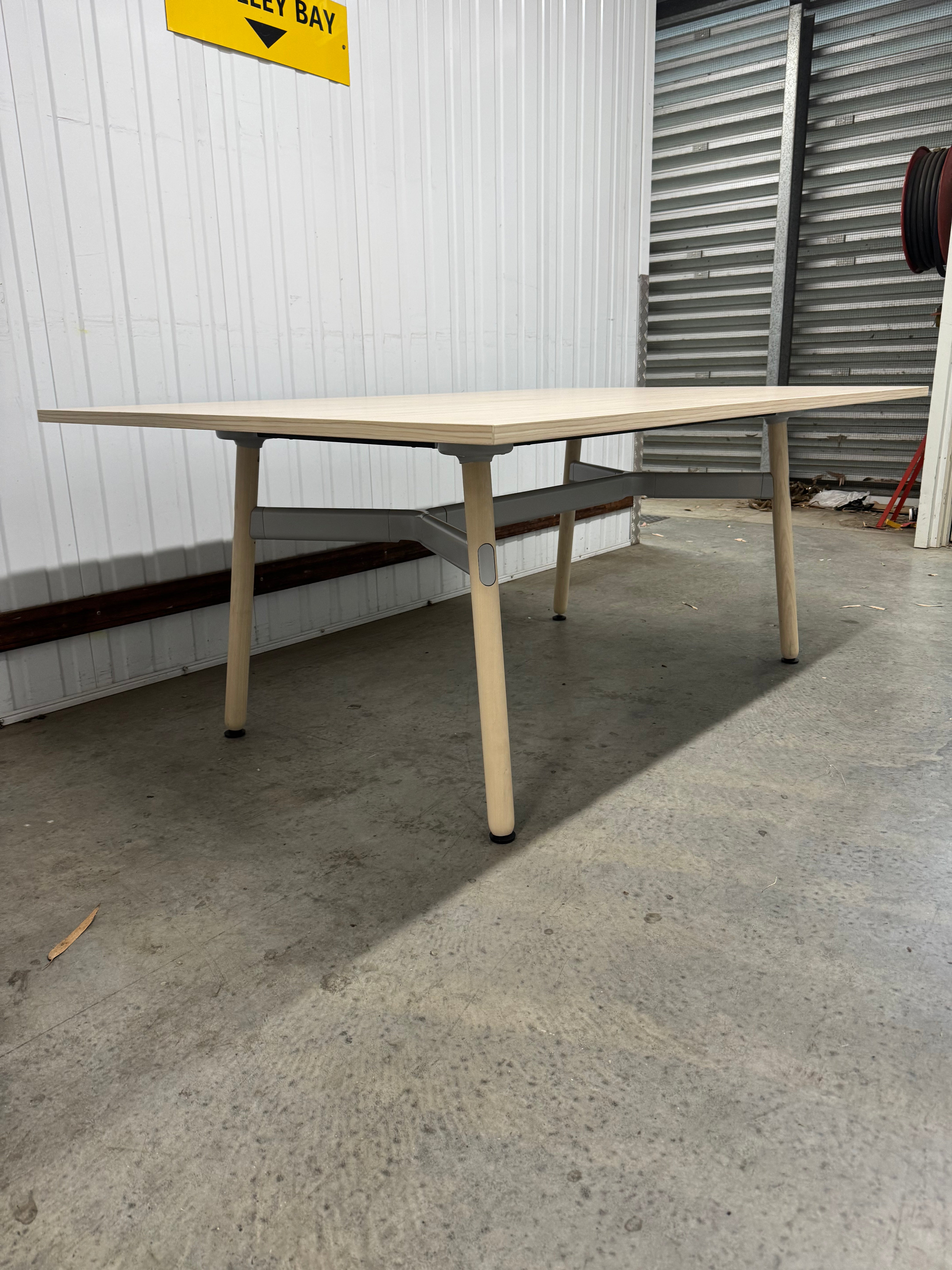 Okidoki Meeting Table – Modern Minimalism Meets Natural Design