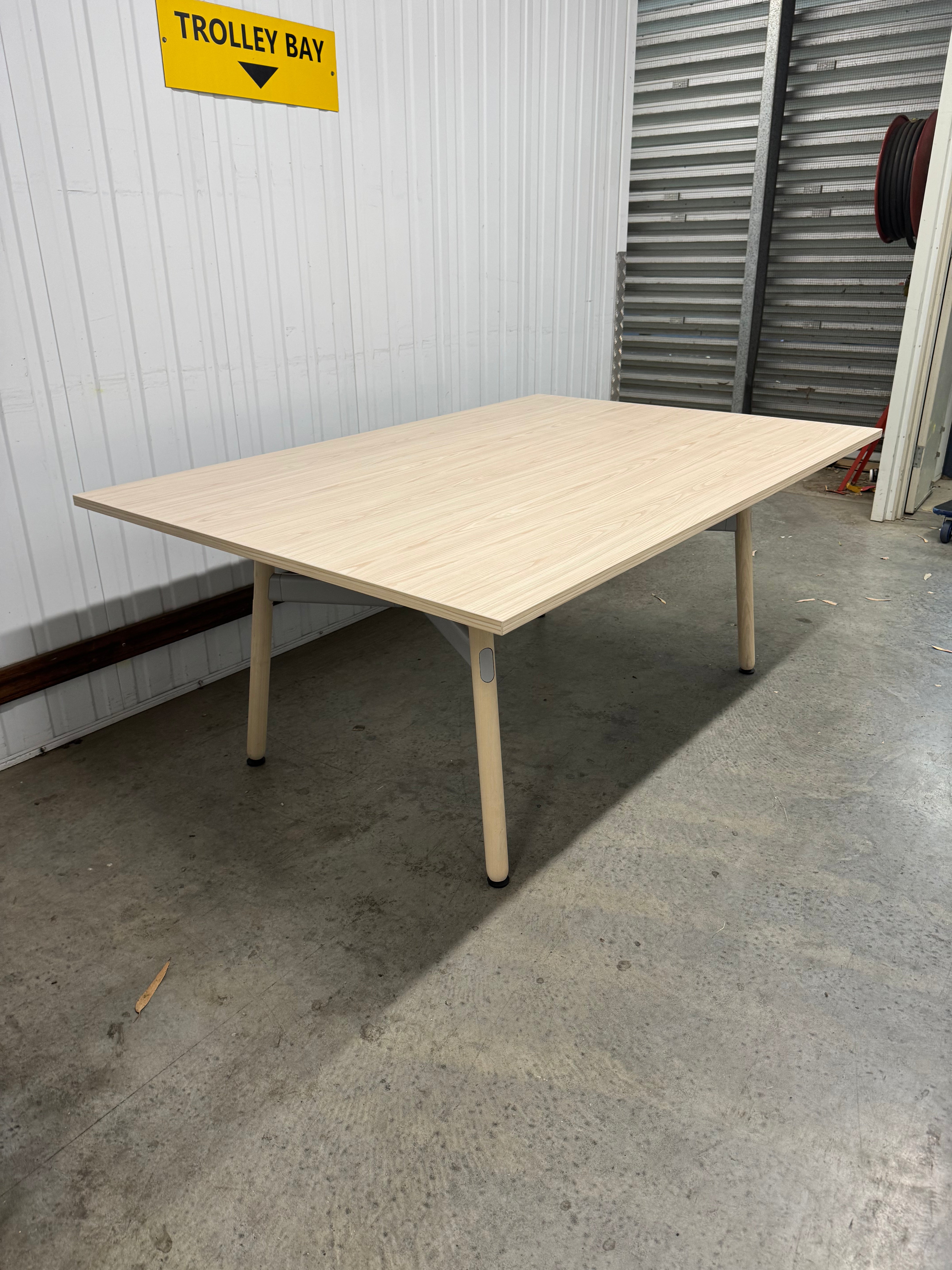 Okidoki Meeting Table – Modern Minimalism Meets Natural Design