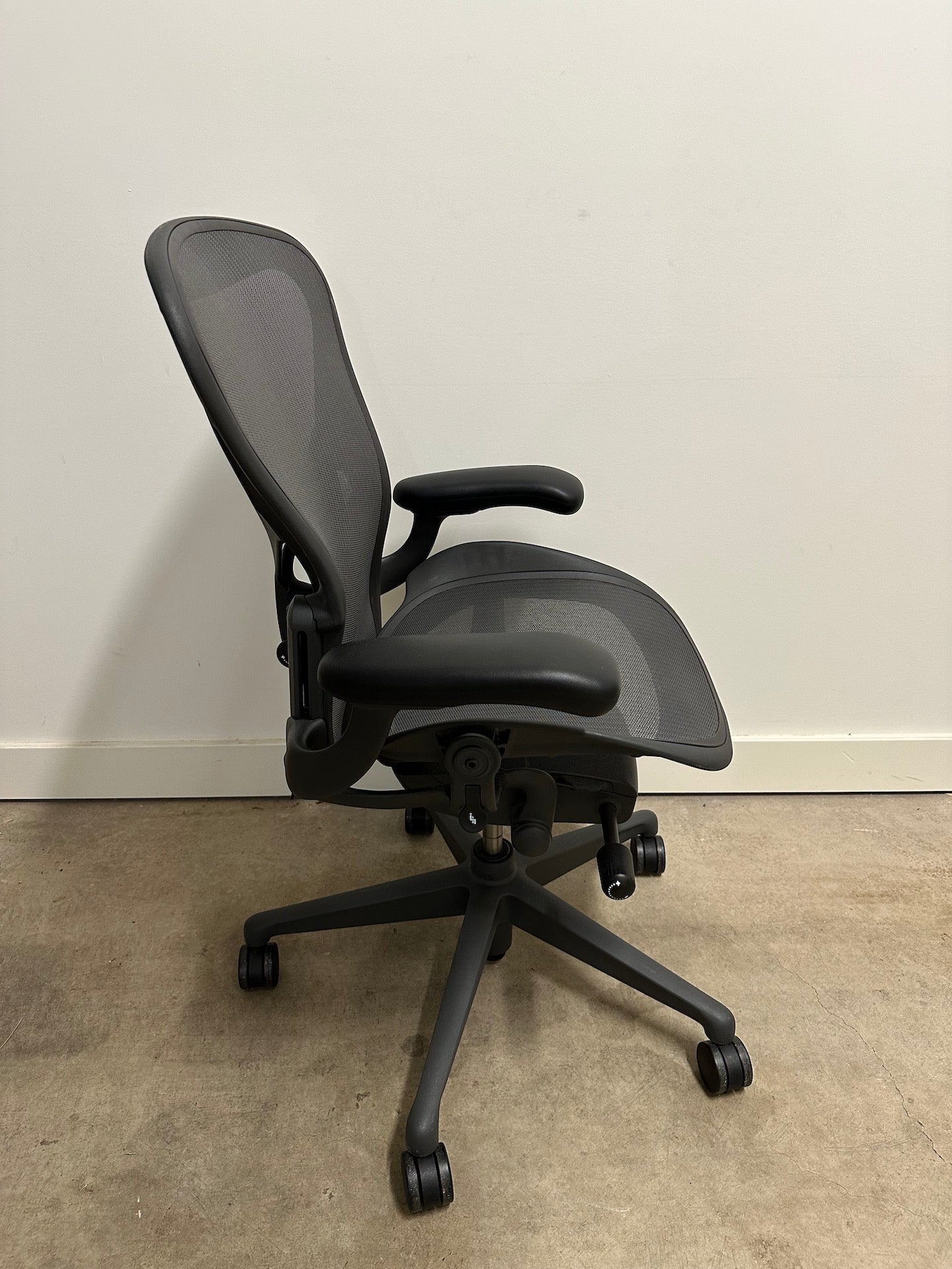 Original Herman Miller Aeron Chair (remastered) - Size B - Graphite