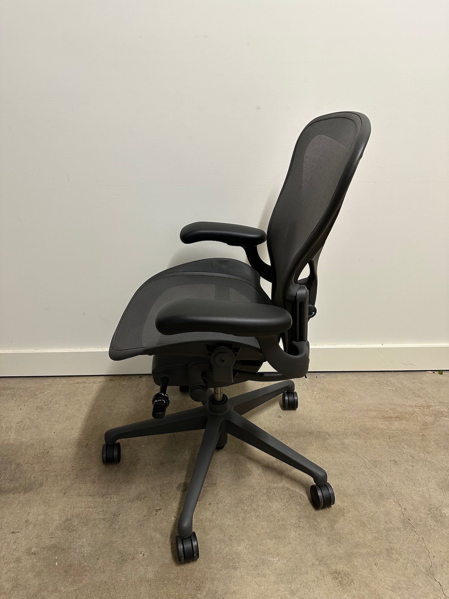 Original Herman Miller Aeron Chair (remastered) - Size B - Graphite