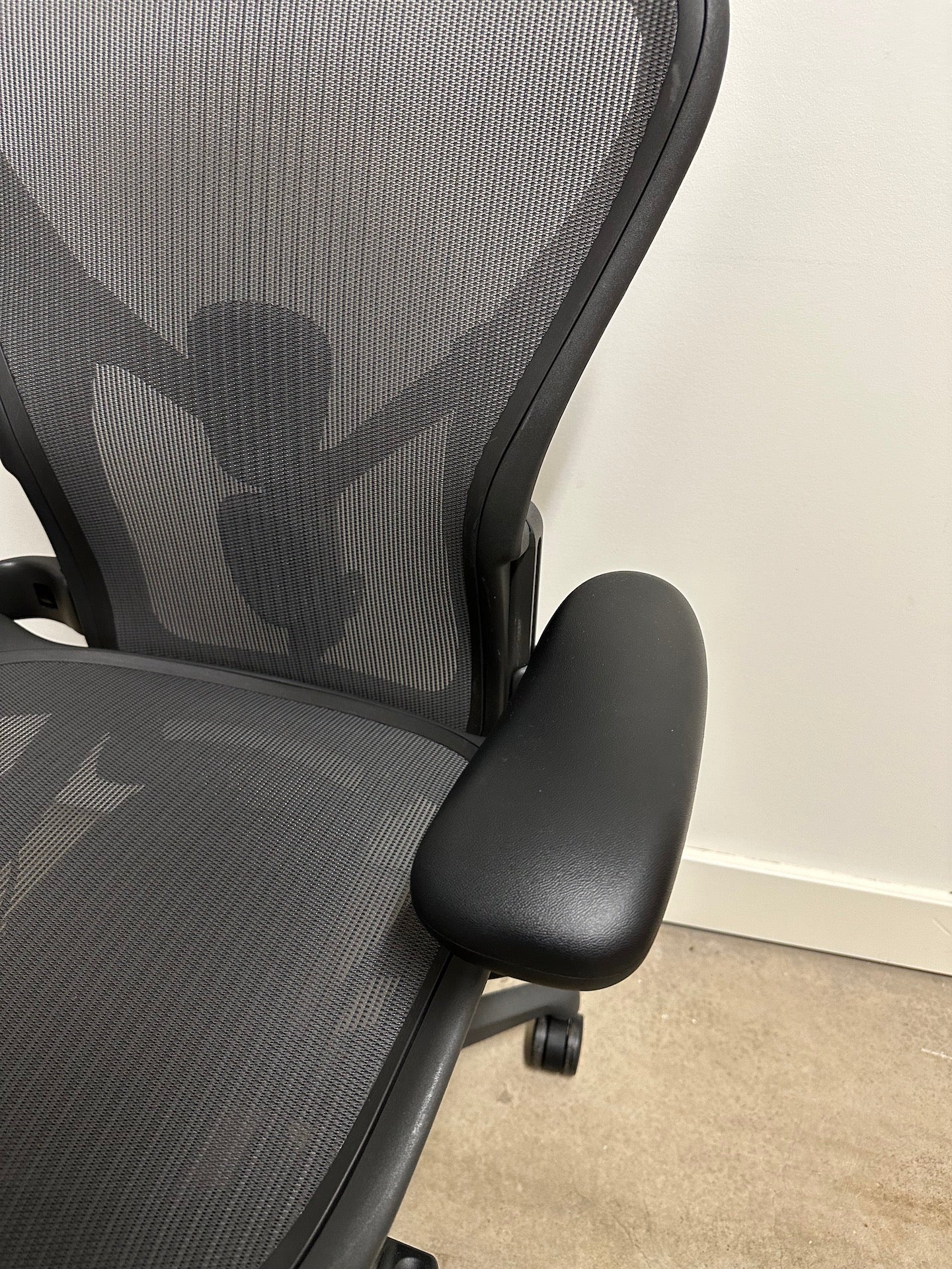 Original Herman Miller Aeron Chair (remastered) - Size B - Graphite