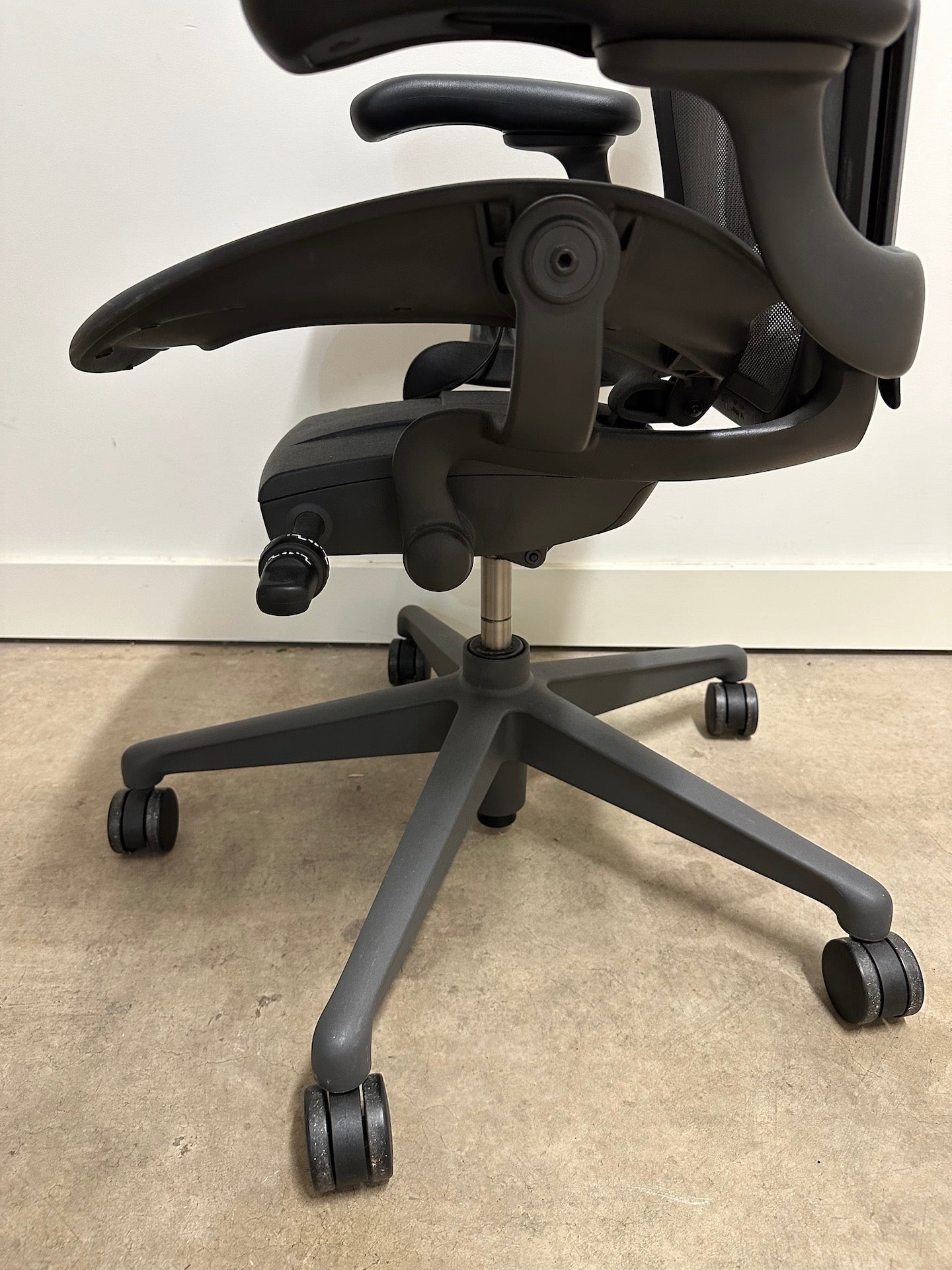 Original Herman Miller Aeron Chair (remastered) - Size B - Graphite