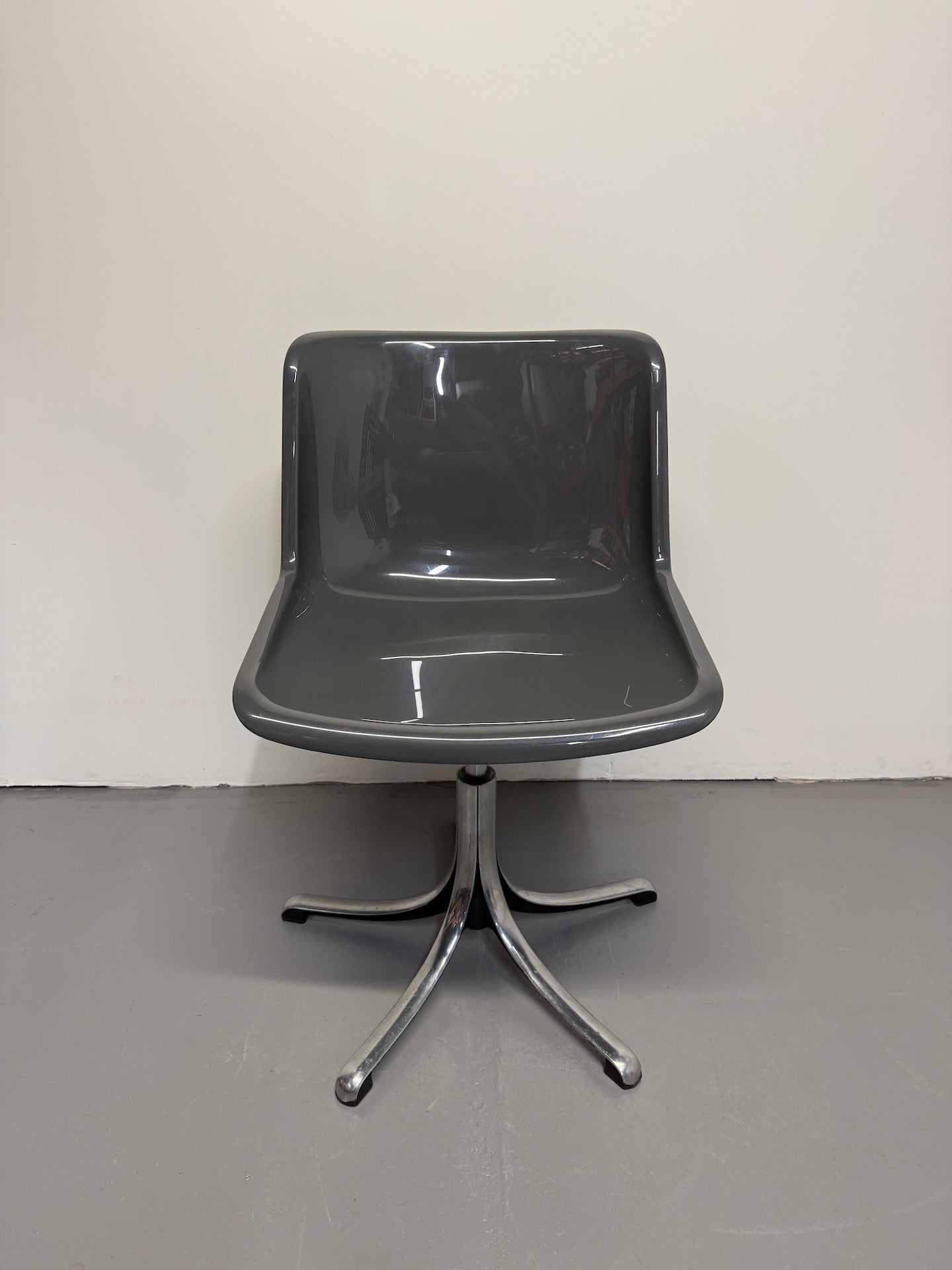 Vintage “Modus” Swivel Chair by Osvaldo Borsani for Tecno – Charcoal Grey Shell with Polished Aluminium Base