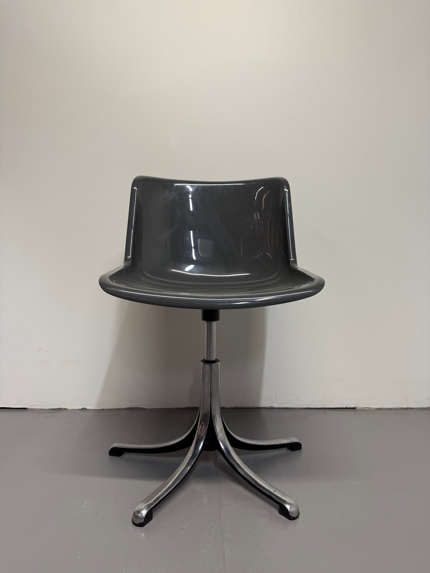 Vintage “Modus” Swivel Chair by Osvaldo Borsani for Tecno – Charcoal Grey Shell with Polished Aluminium Base