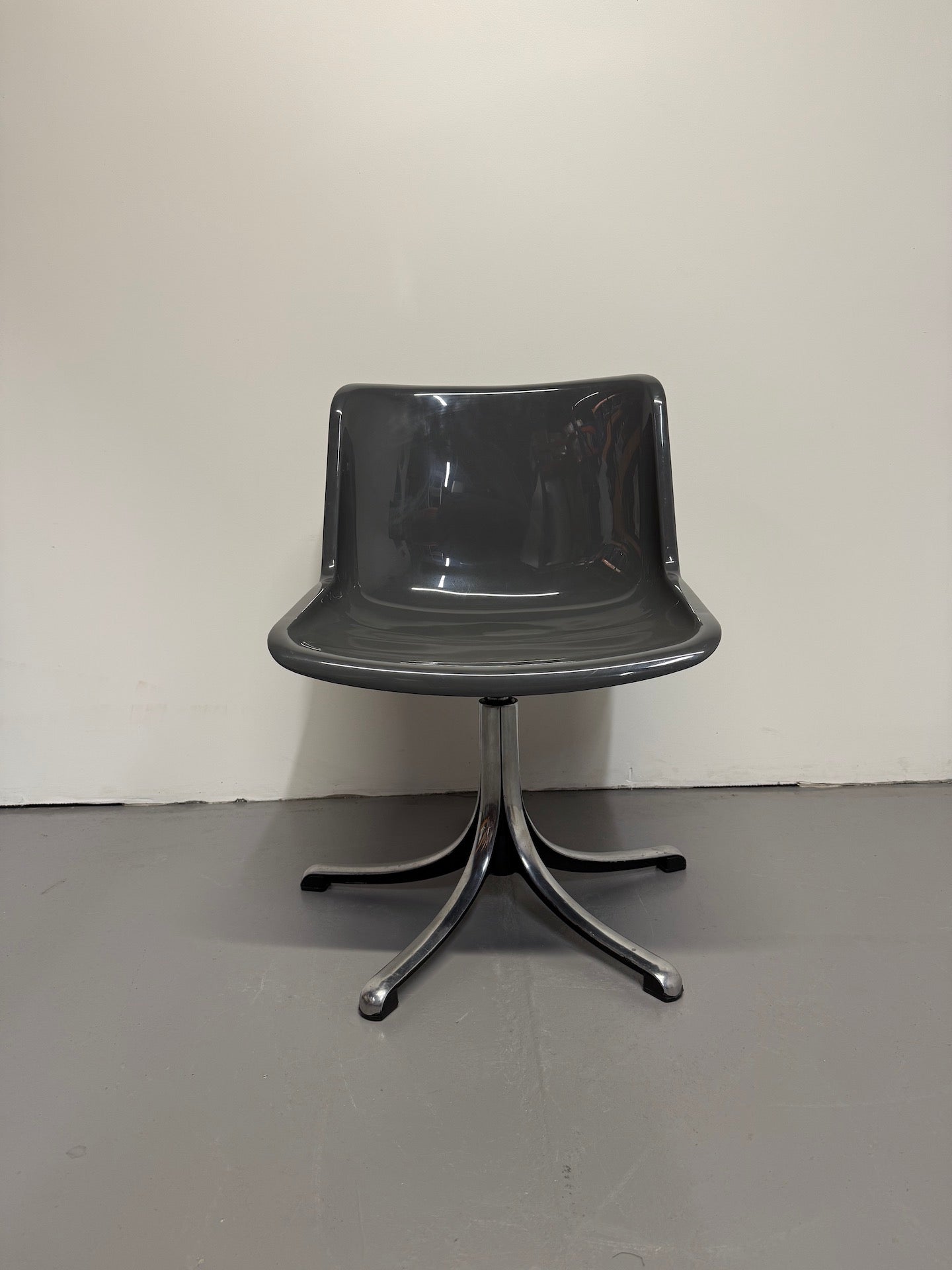 Vintage “Modus” Swivel Chair by Osvaldo Borsani for Tecno – Charcoal Grey Shell with Polished Aluminium Base