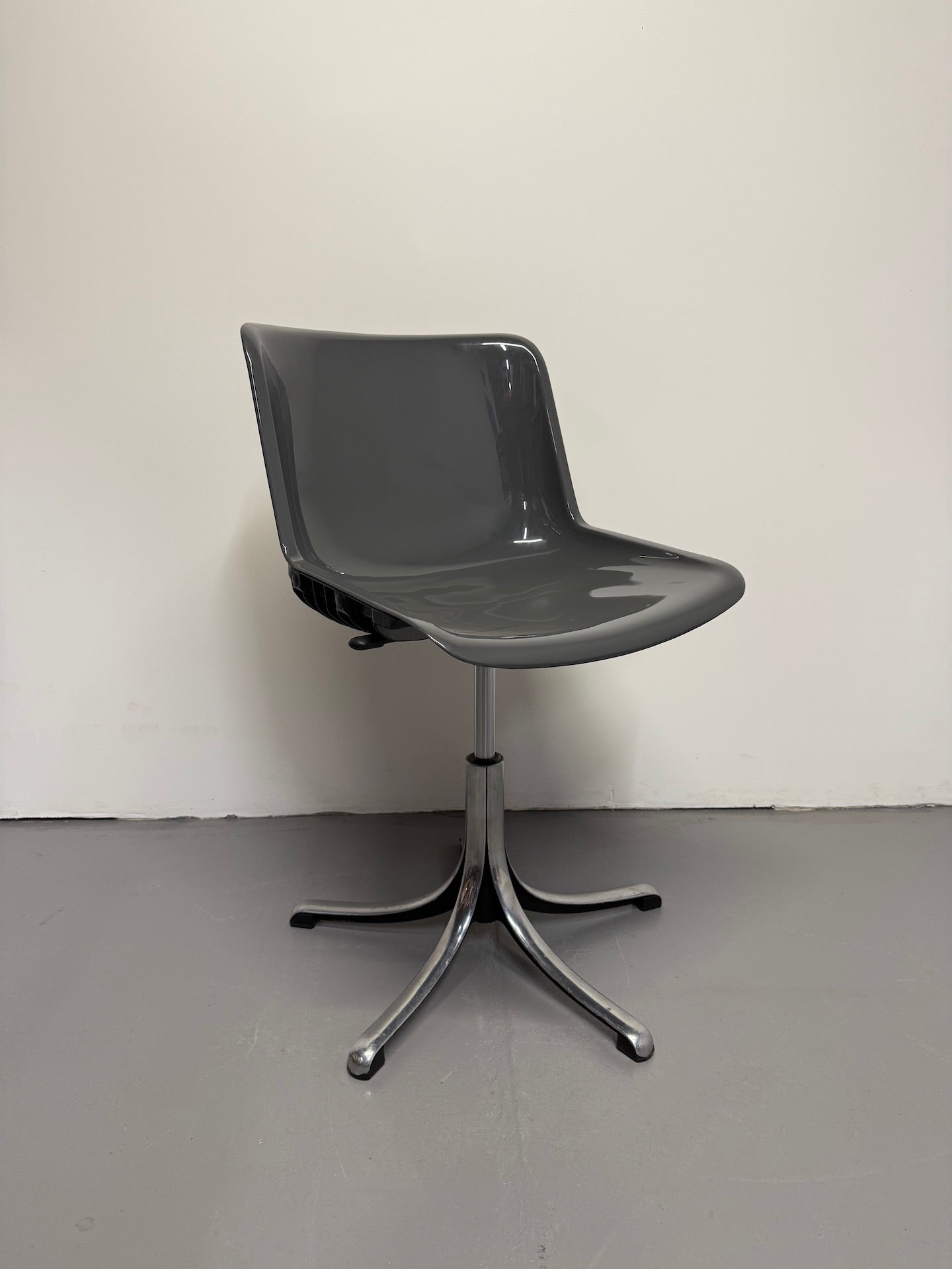 Vintage “Modus” Swivel Chair by Osvaldo Borsani for Tecno – Charcoal Grey Shell with Polished Aluminium Base
