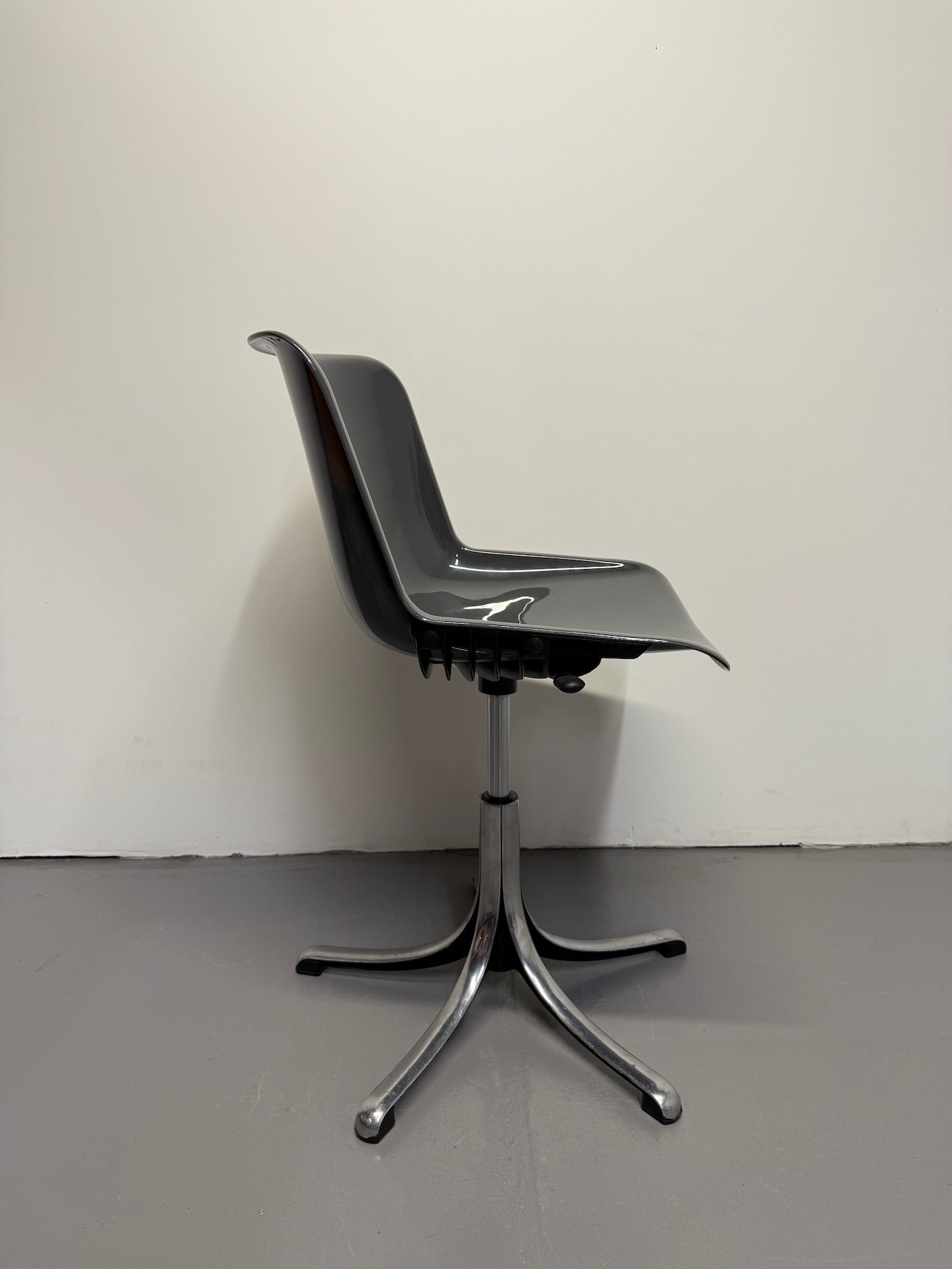 Vintage “Modus” Swivel Chair by Osvaldo Borsani for Tecno – Charcoal Grey Shell with Polished Aluminium Base