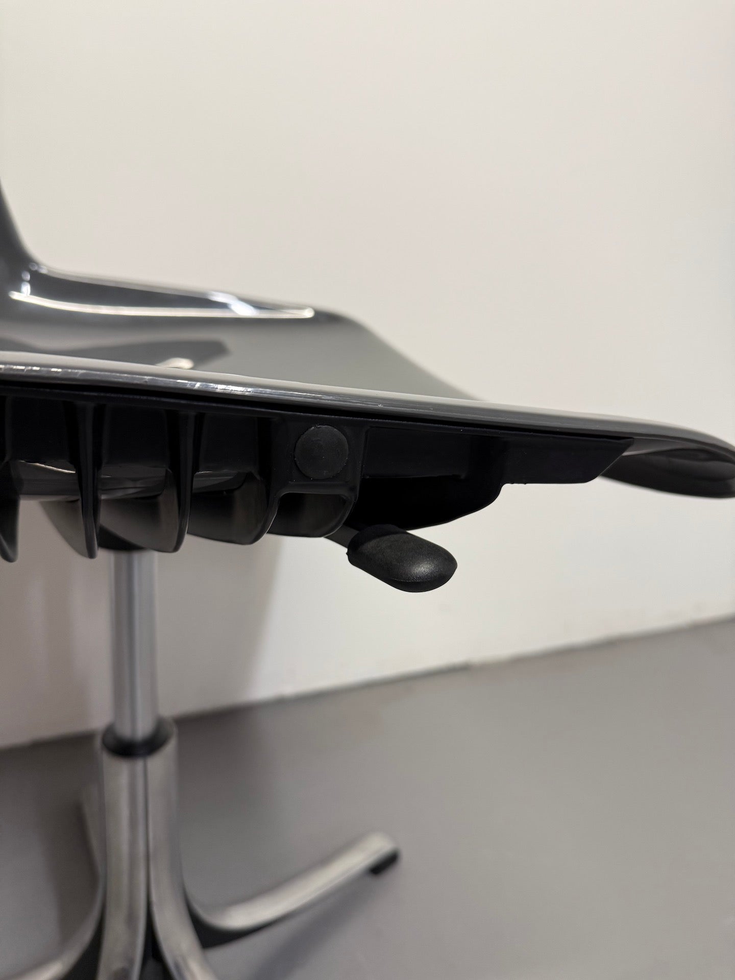 Vintage “Modus” Swivel Chair by Osvaldo Borsani for Tecno – Charcoal Grey Shell with Polished Aluminium Base