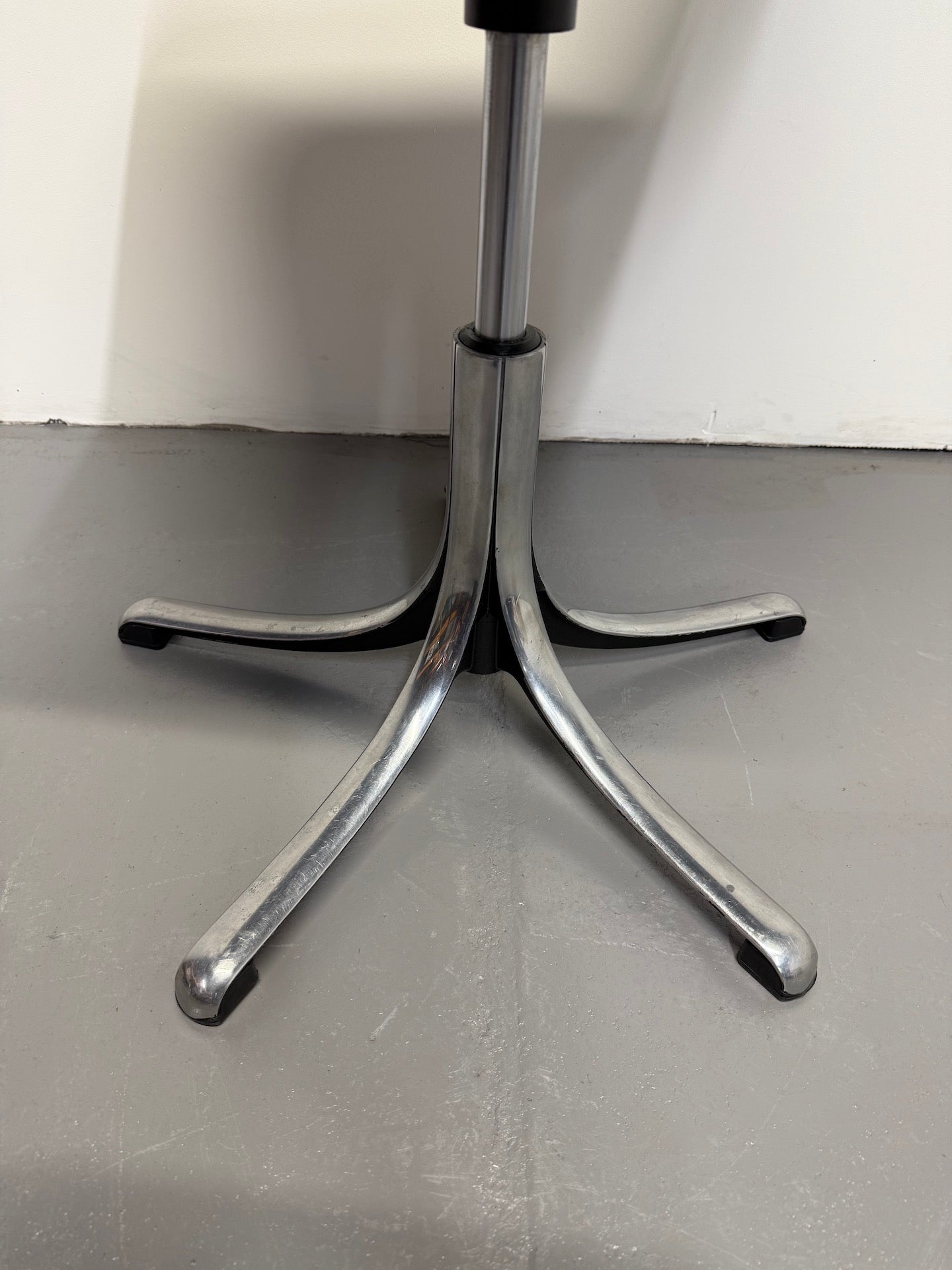 Vintage “Modus” Swivel Chair by Osvaldo Borsani for Tecno – Charcoal Grey Shell with Polished Aluminium Base