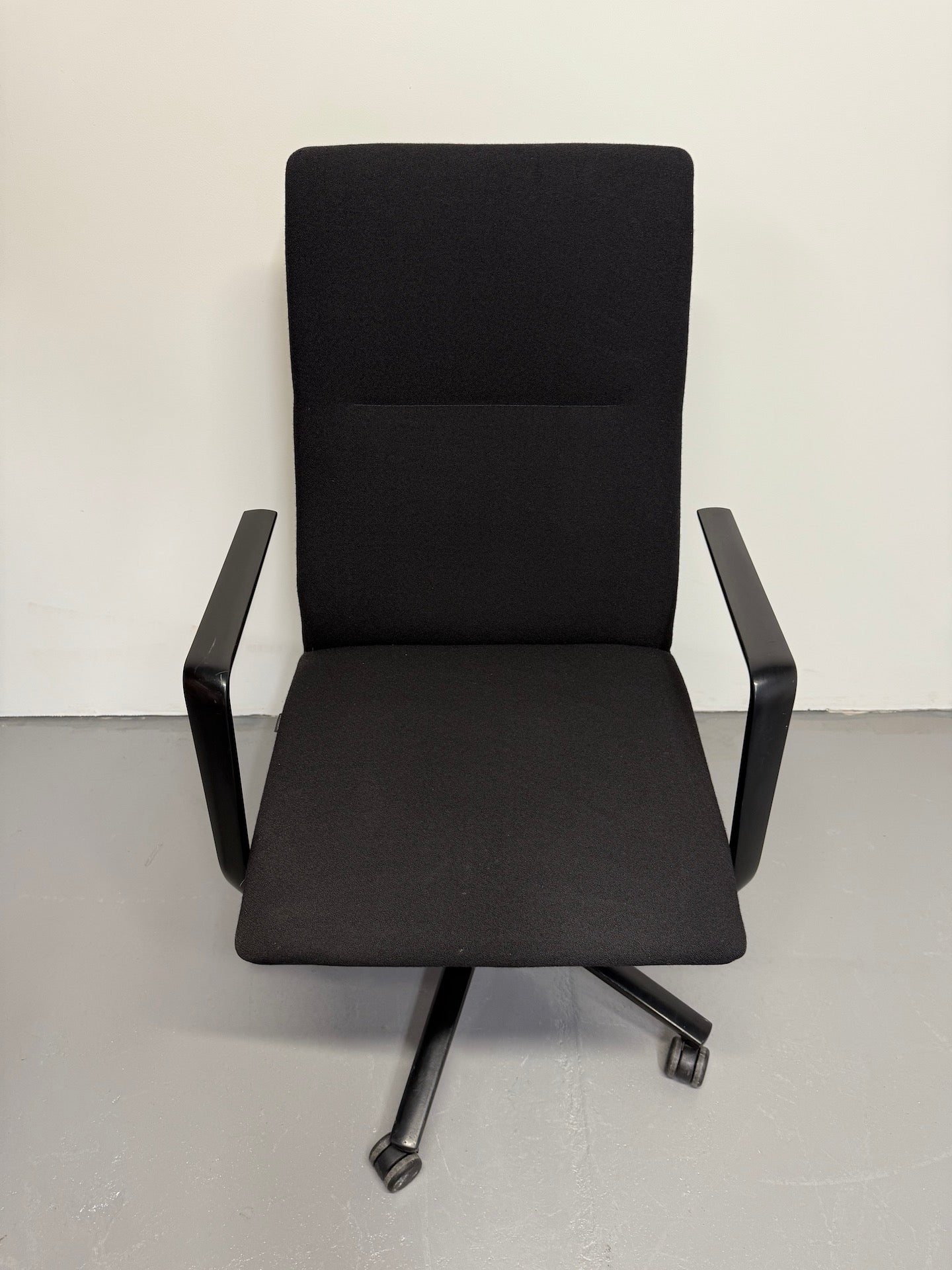 Wilkhahn FS 204/7 Medium Back Swivel Chair – Black Fabric with Fixed Arms