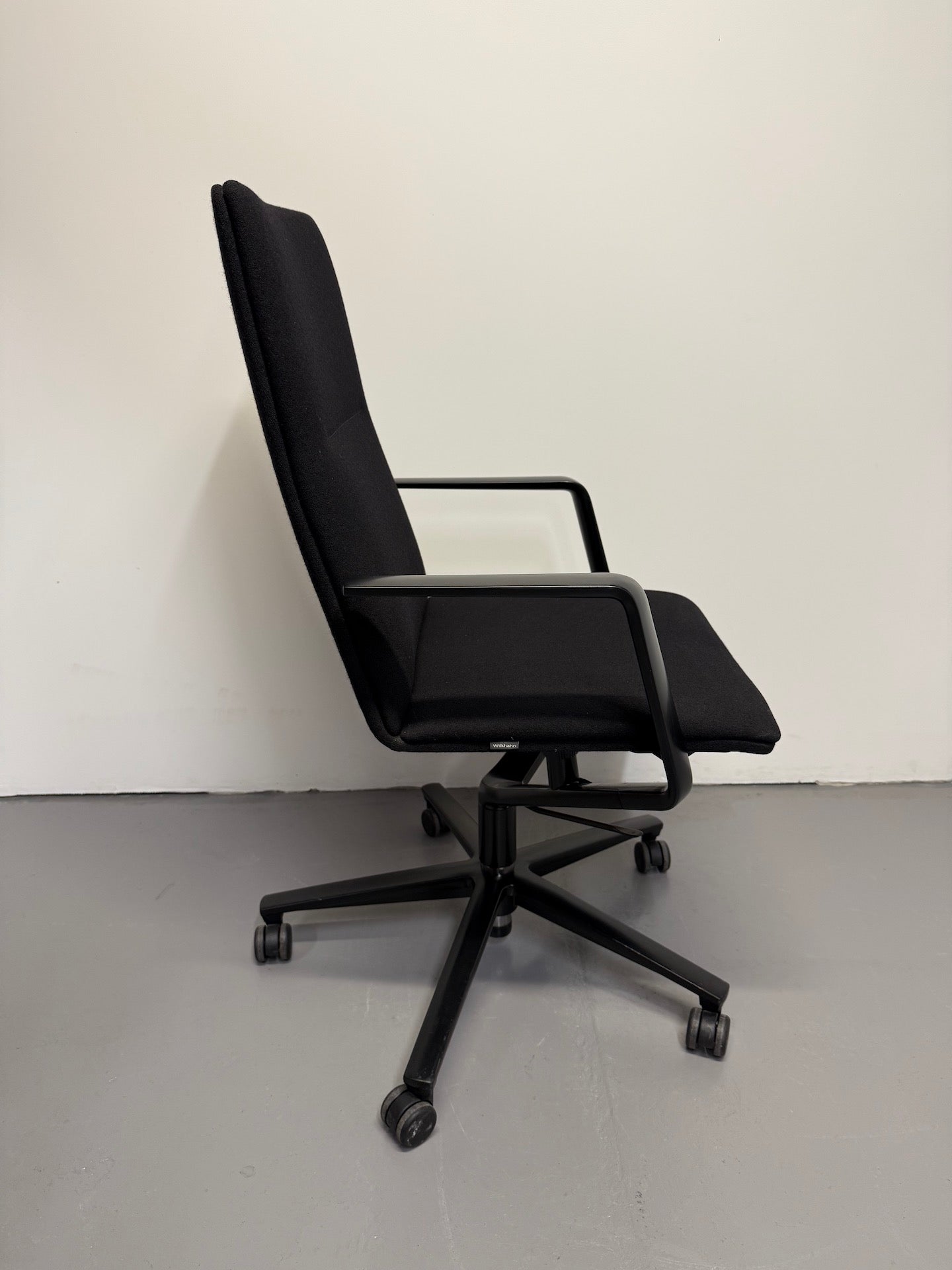 Wilkhahn FS 204/7 Medium Back Swivel Chair – Black Fabric with Fixed Arms