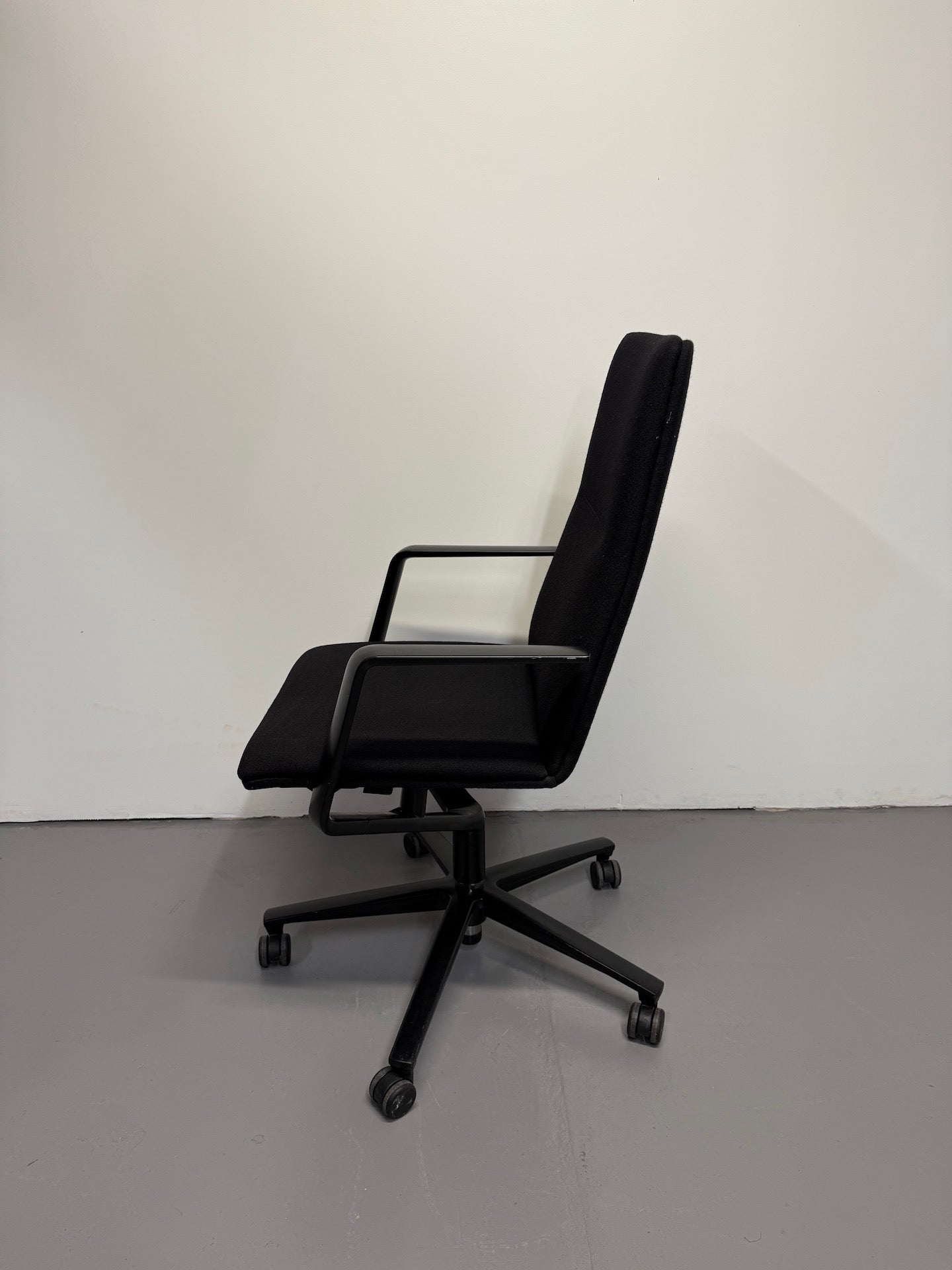 Wilkhahn FS 204/7 Medium Back Swivel Chair – Black Fabric with Fixed Arms