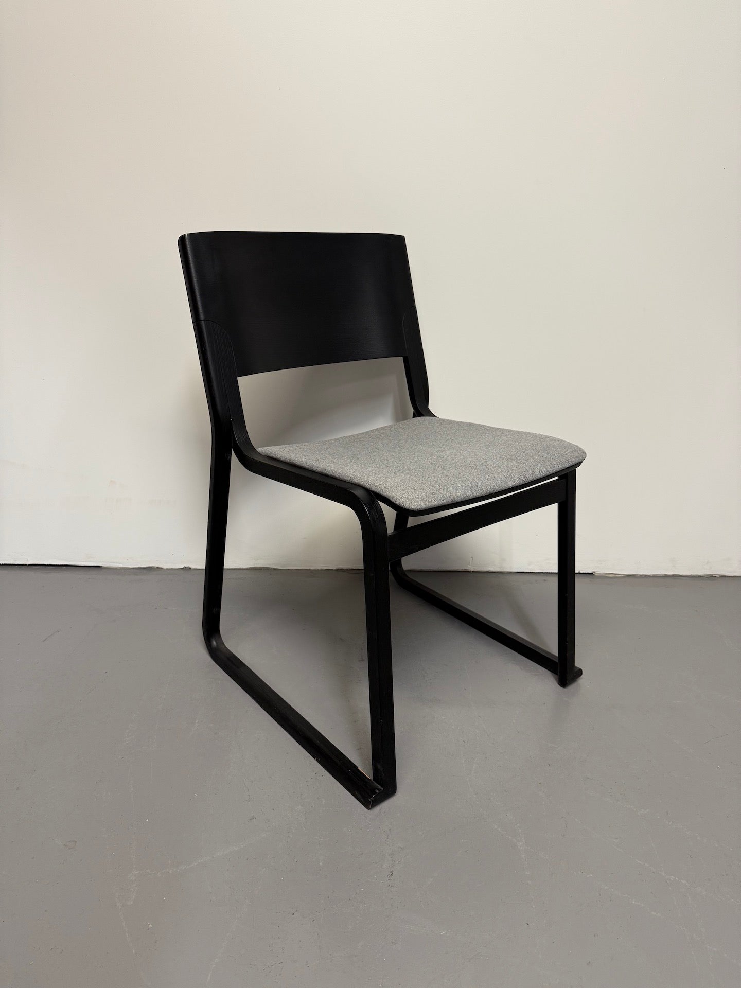 Chorus Theo Dining Chair by Simon Pengelly – Black Frame with Grey Upholstered Seat