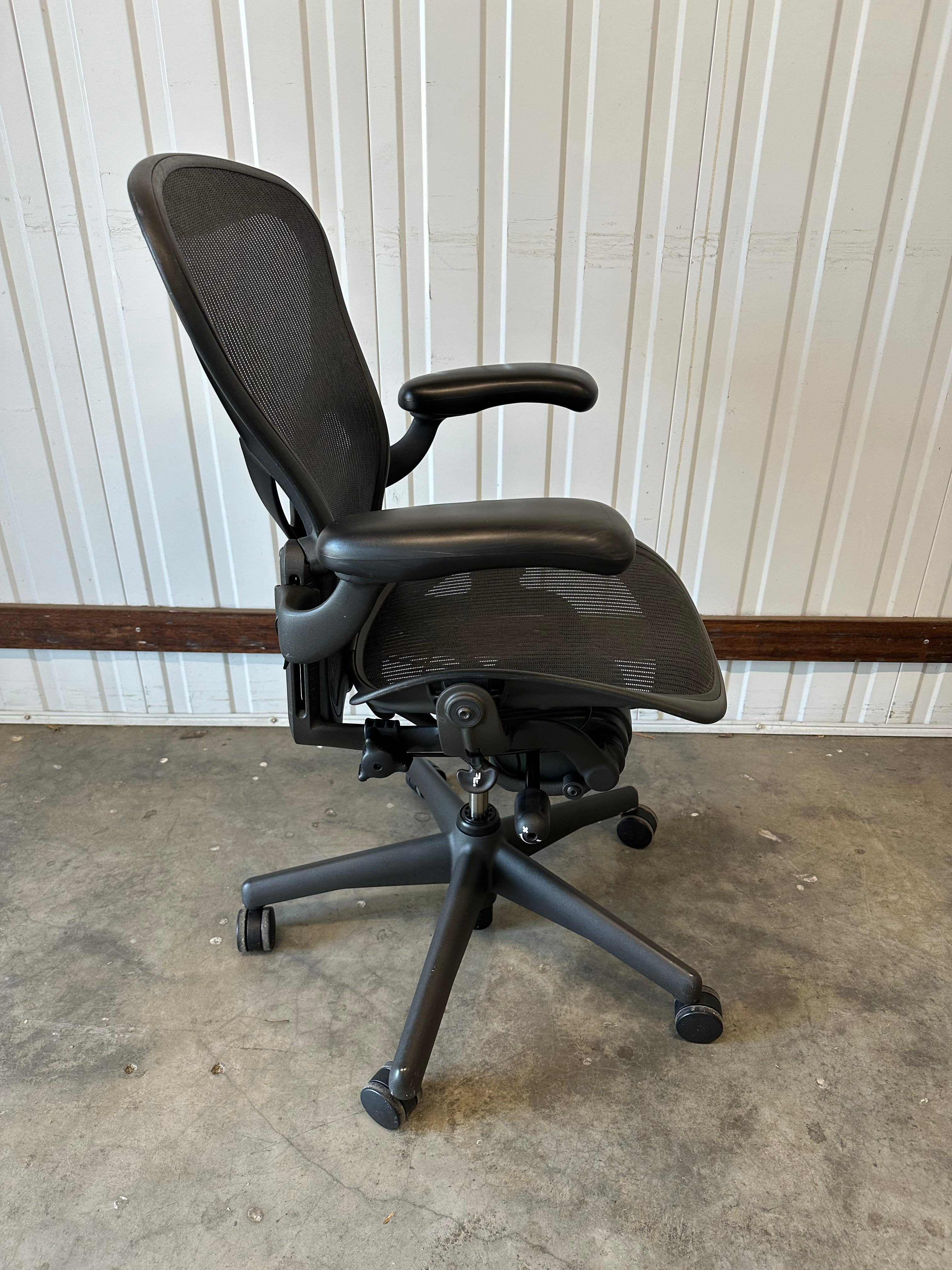 Herman Miller Aeron with Armrest - Posture fit (Size B)