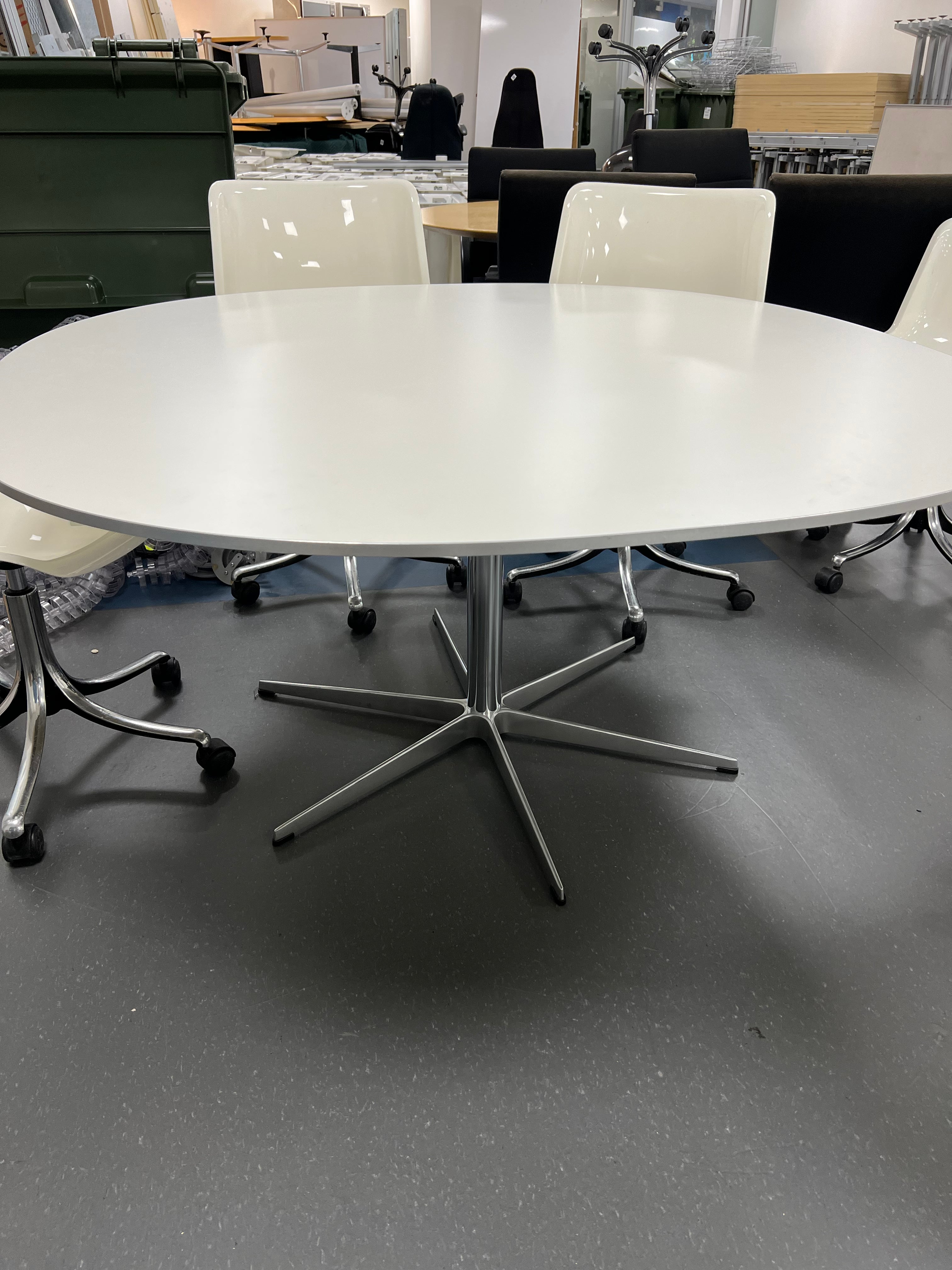 Fritz Hansen Circular A826 Dining Table