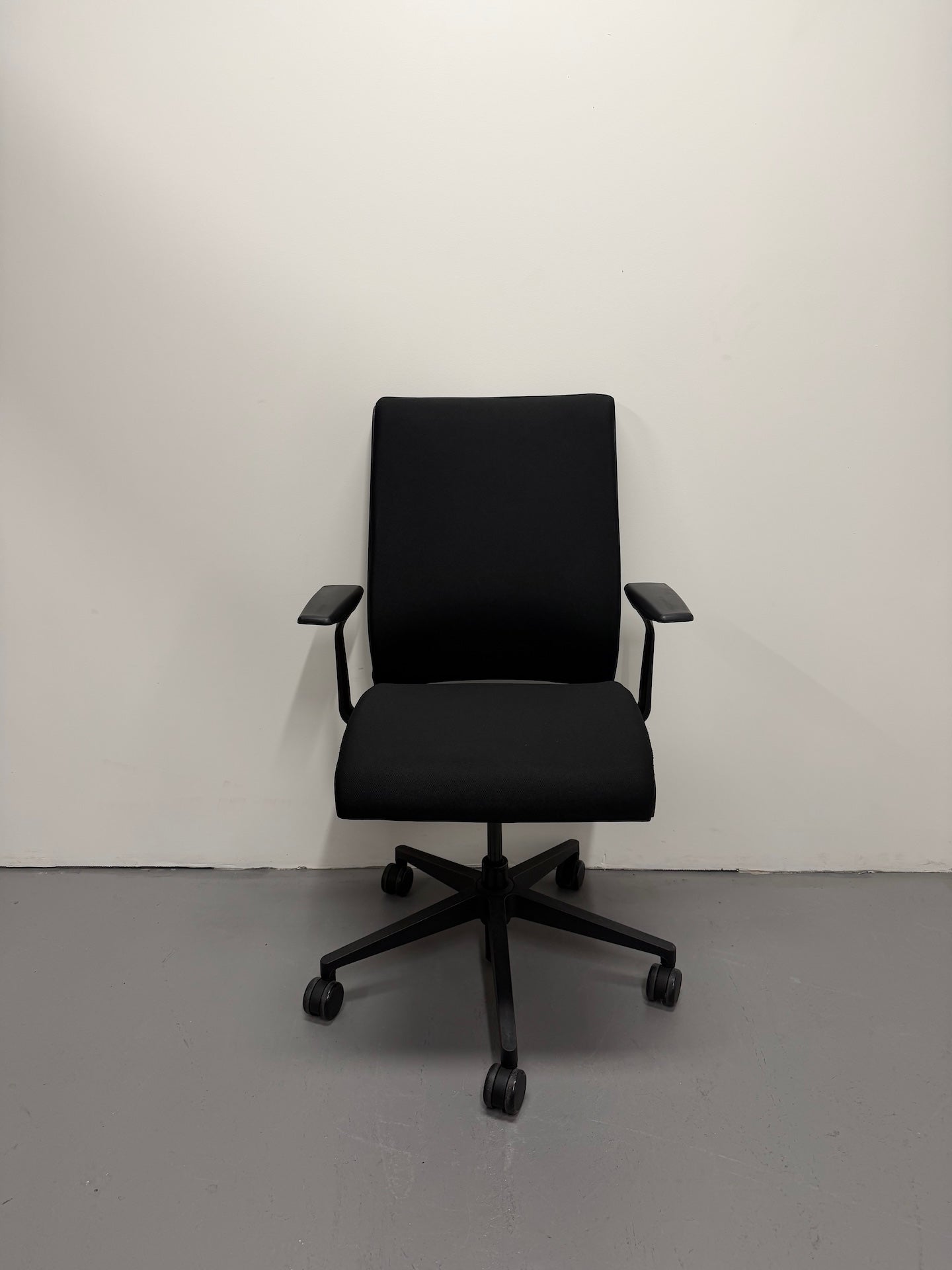 Steelcase Think Boardroom / Meeting Chair – Fixed Arms | Black