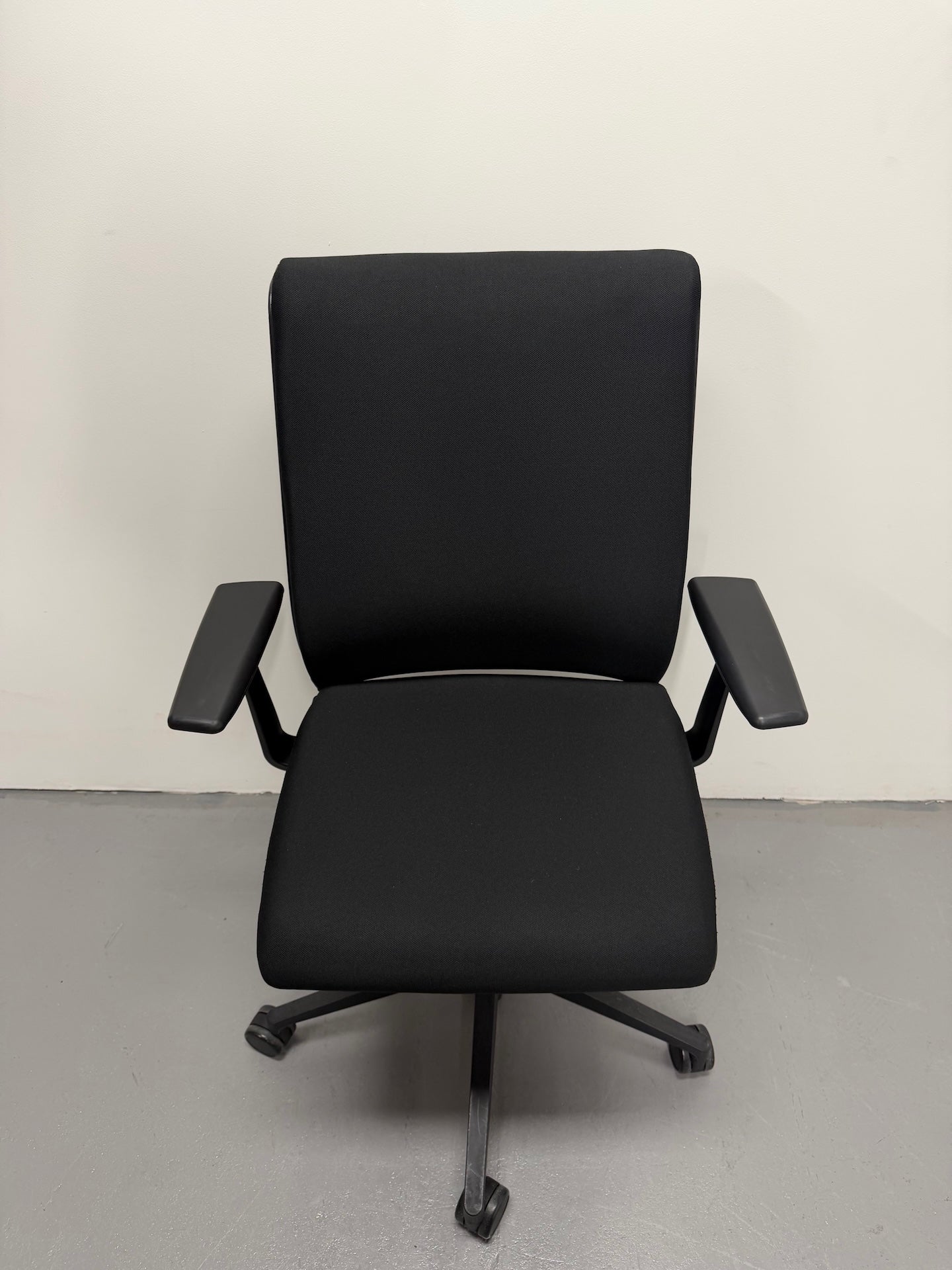 Steelcase Think Boardroom / Meeting Chair – Fixed Arms | Black