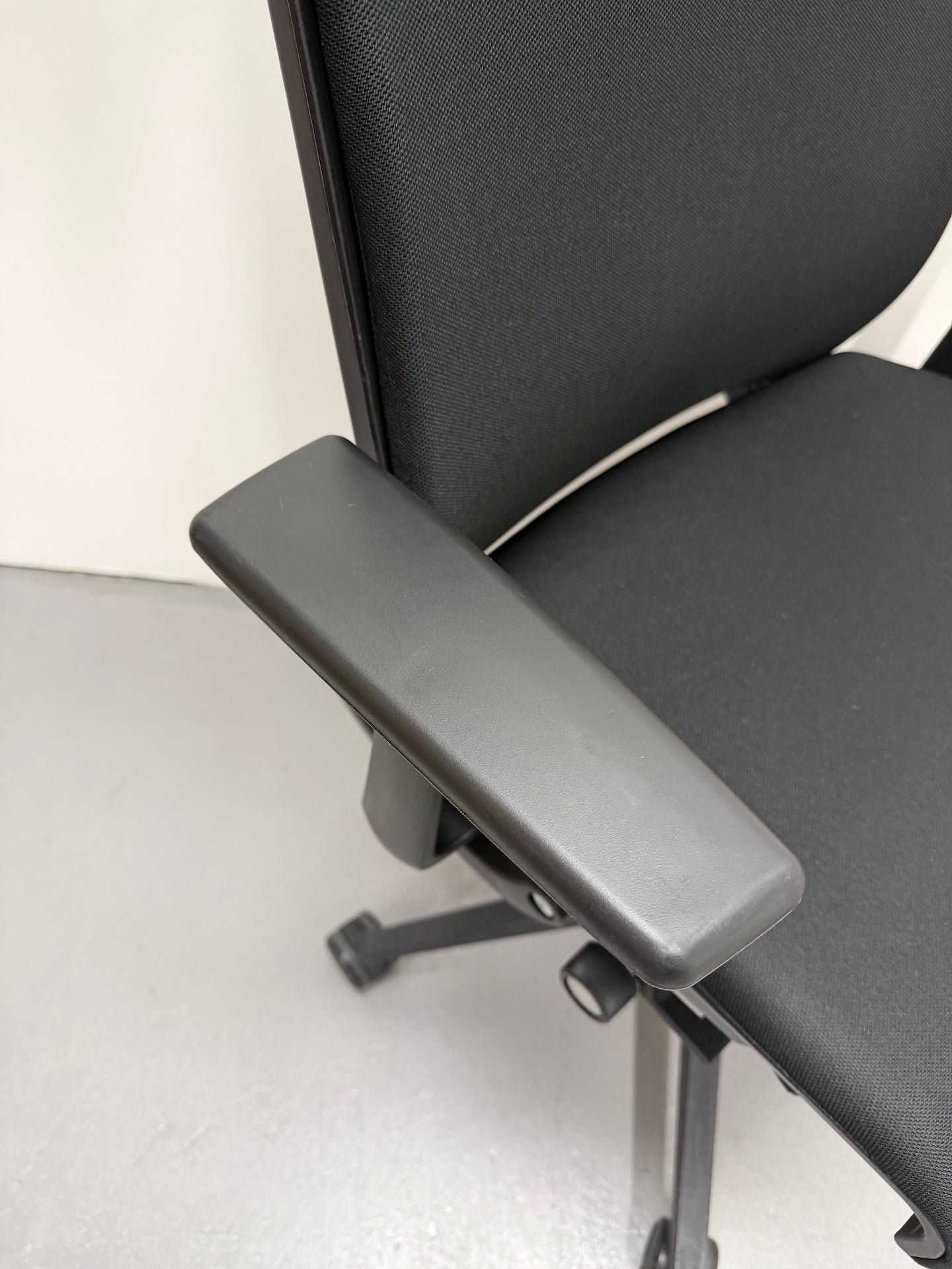 Steelcase Think Boardroom / Meeting Chair – Fixed Arms | Black