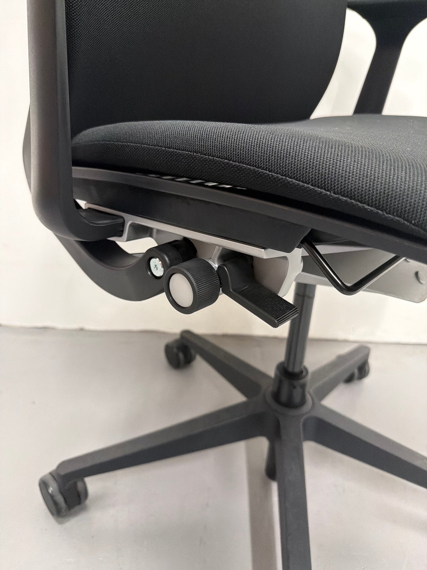 Steelcase Think Boardroom / Meeting Chair – Fixed Arms | Black