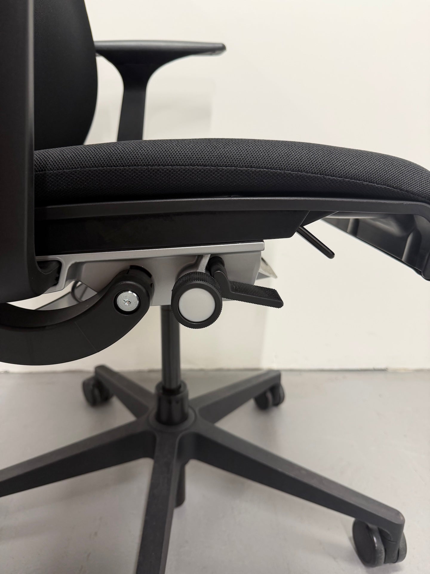 Steelcase Think Boardroom / Meeting Chair – Fixed Arms | Black