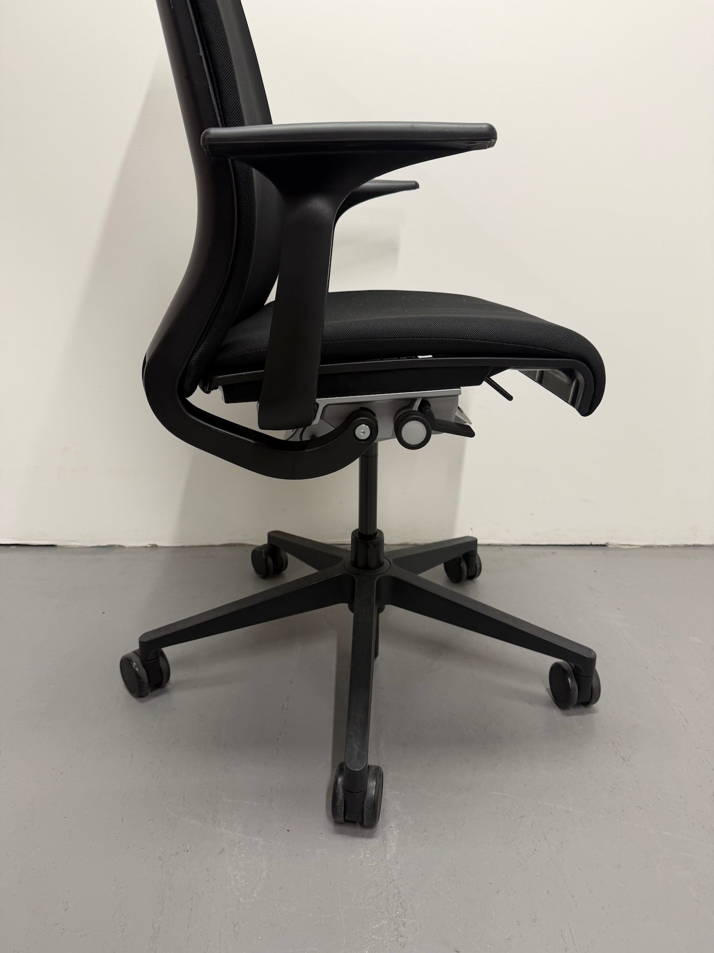 Steelcase Think Boardroom / Meeting Chair – Fixed Arms | Black