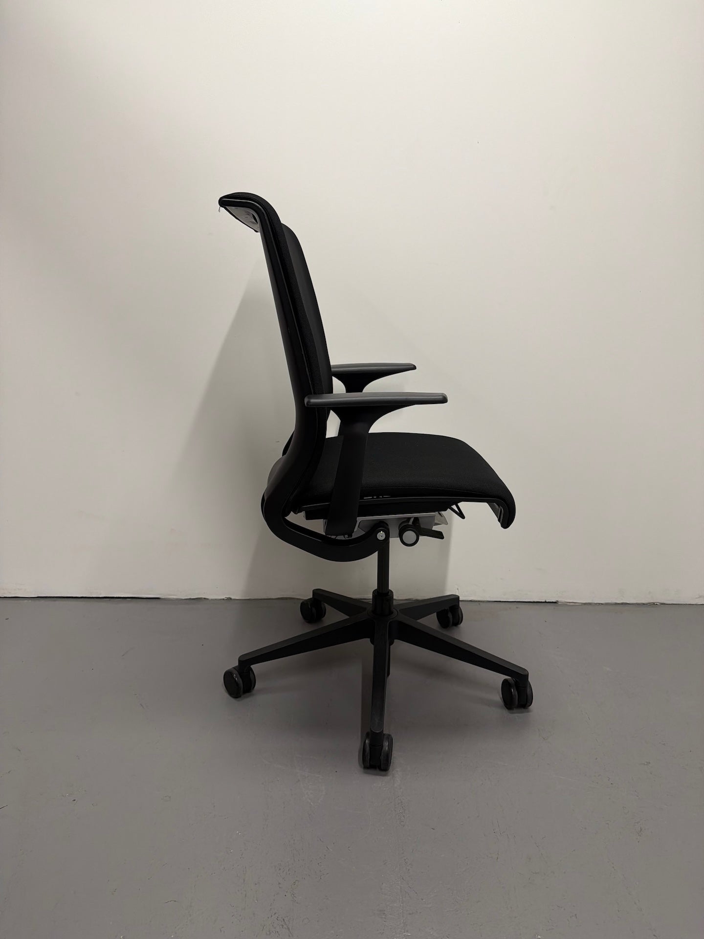 Steelcase Think Boardroom / Meeting Chair – Fixed Arms | Black