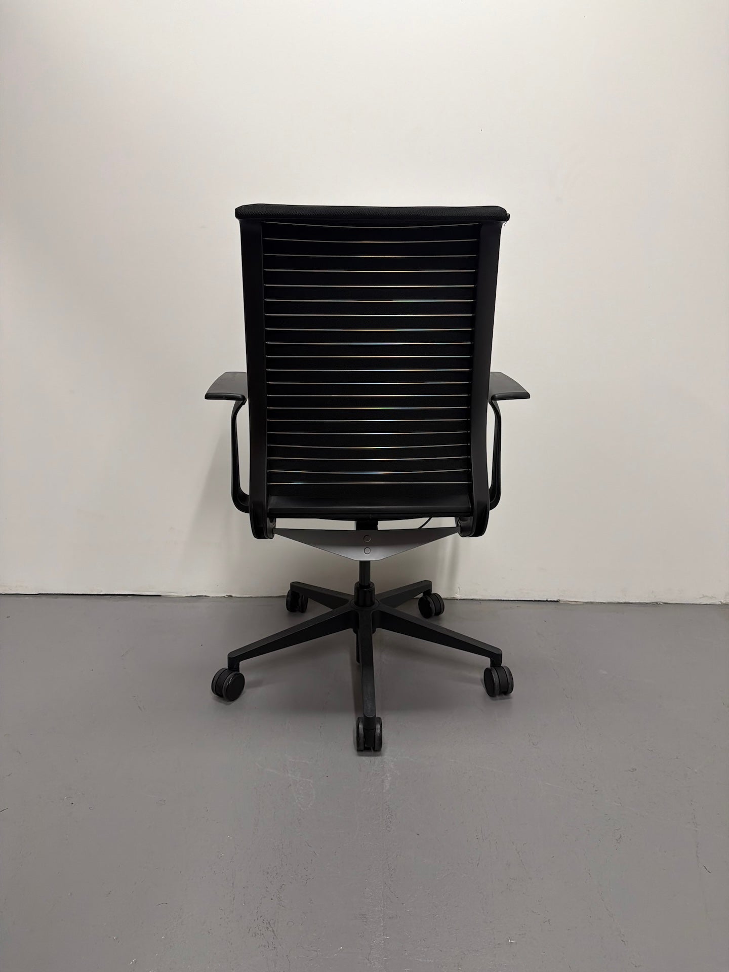 Steelcase Think Boardroom / Meeting Chair – Fixed Arms | Black