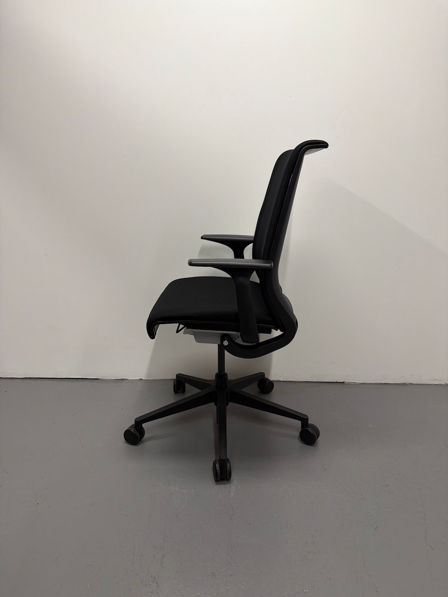 Steelcase Think Boardroom / Meeting Chair – Fixed Arms | Black
