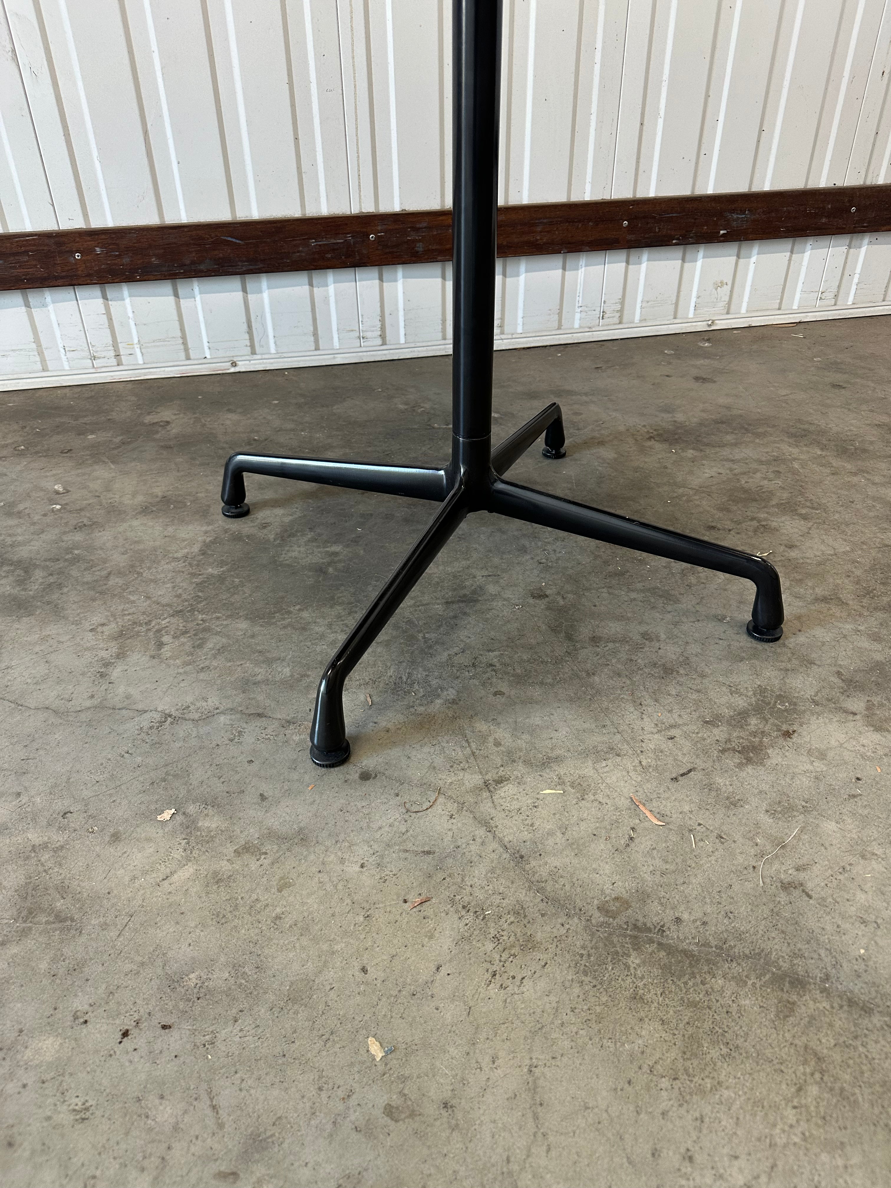 Herman Miller Eames Round Group Table / Meeting Table – Oak Top