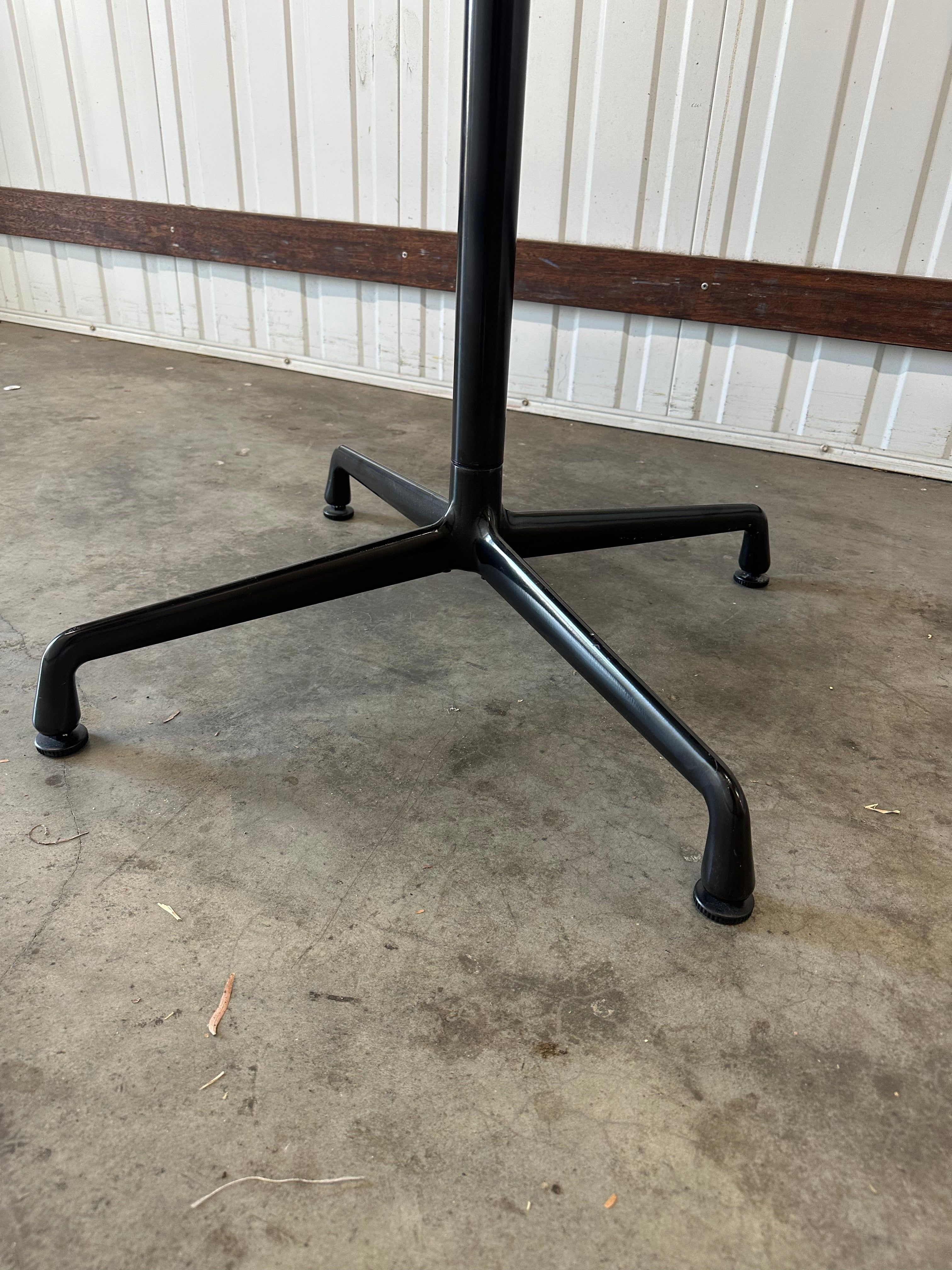 Herman Miller Eames Round Group Table / Meeting Table – Oak Top