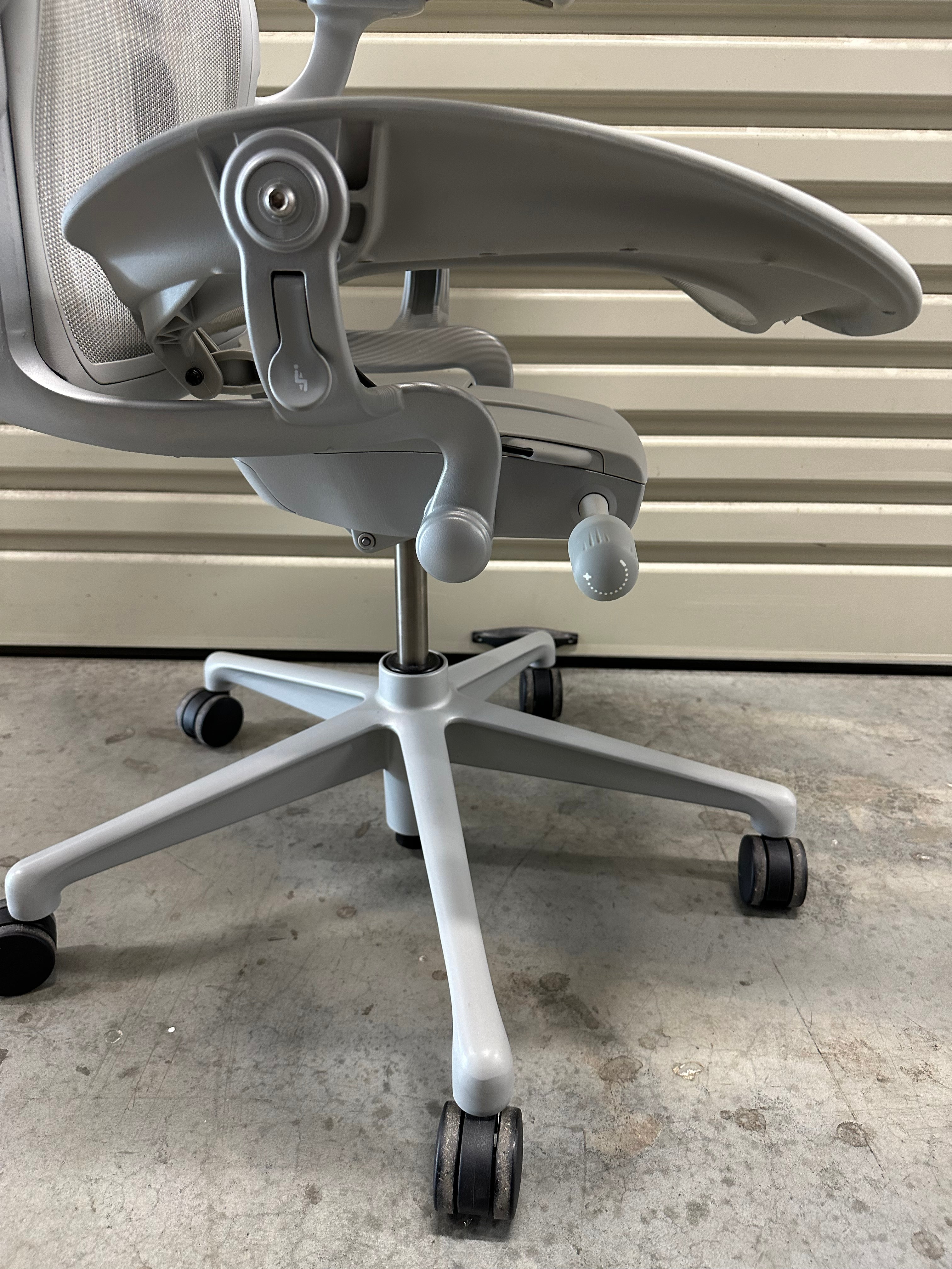 Herman Miller Aeron Remastered with armrest - Mineral (Size C)